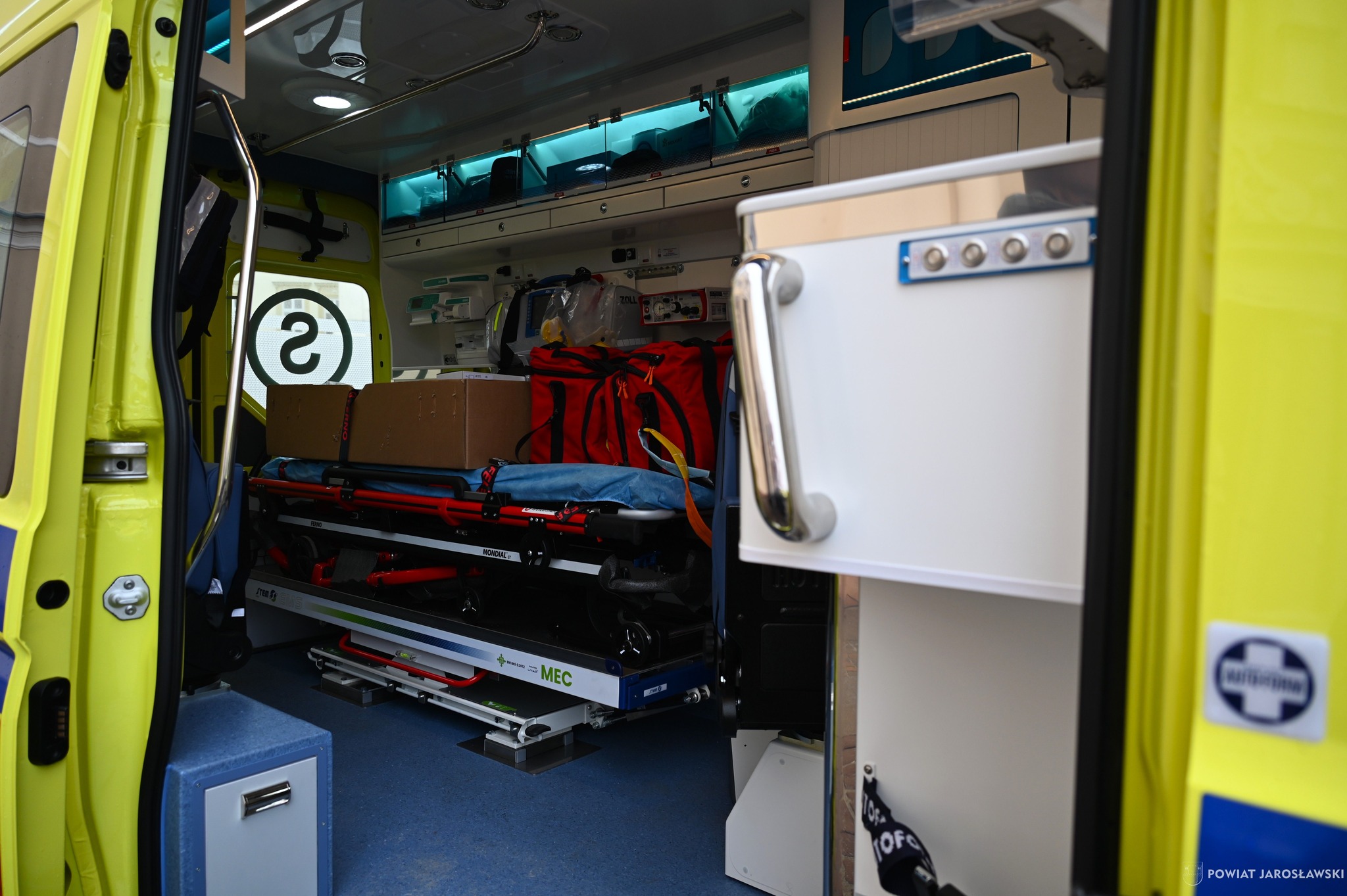 Obraz przedstawiający Nowoczesny ambulans zasilił lubaczowską stację pogotowia