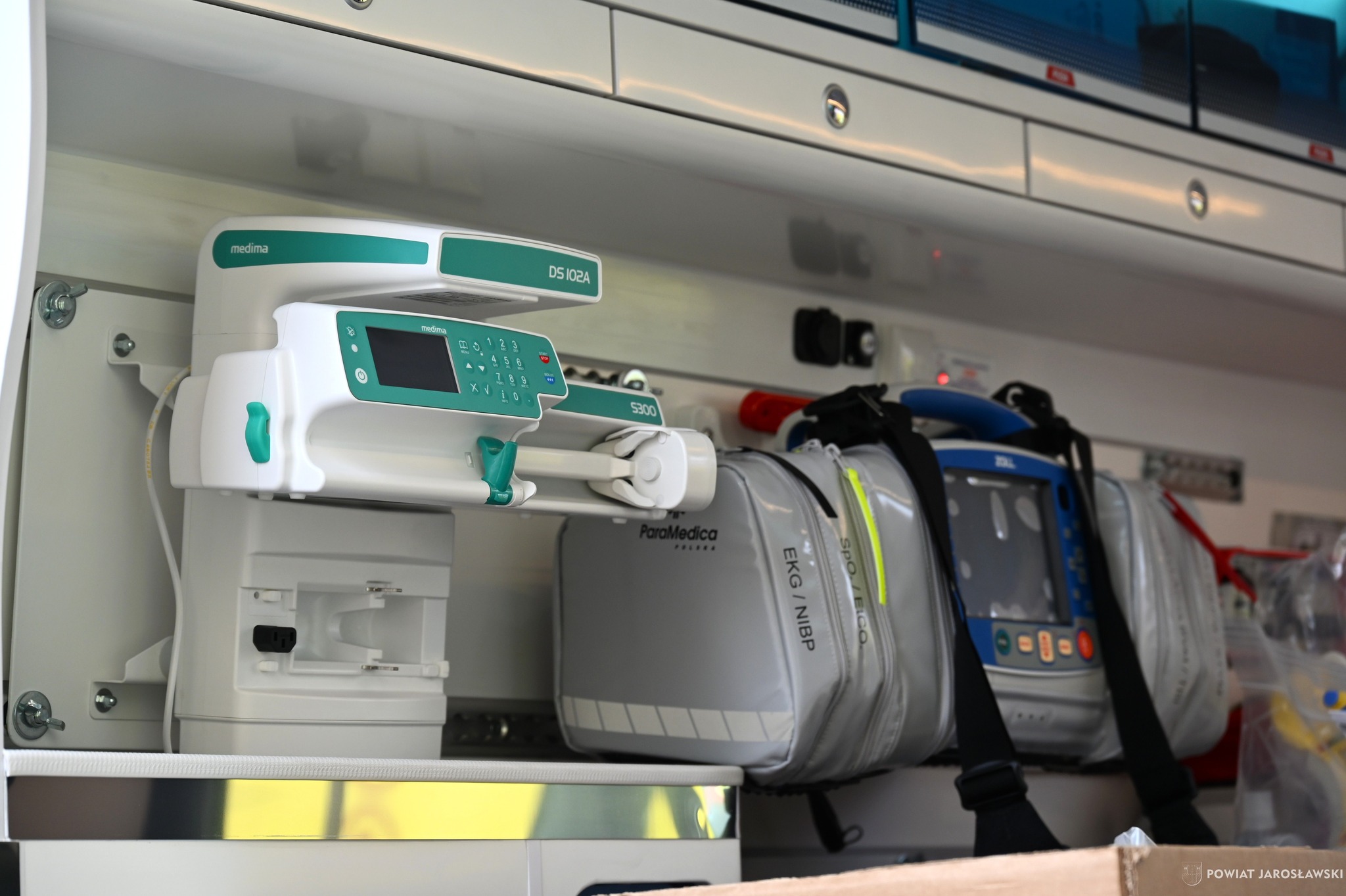 Obraz przedstawiający Nowoczesny ambulans zasilił lubaczowską stację pogotowia