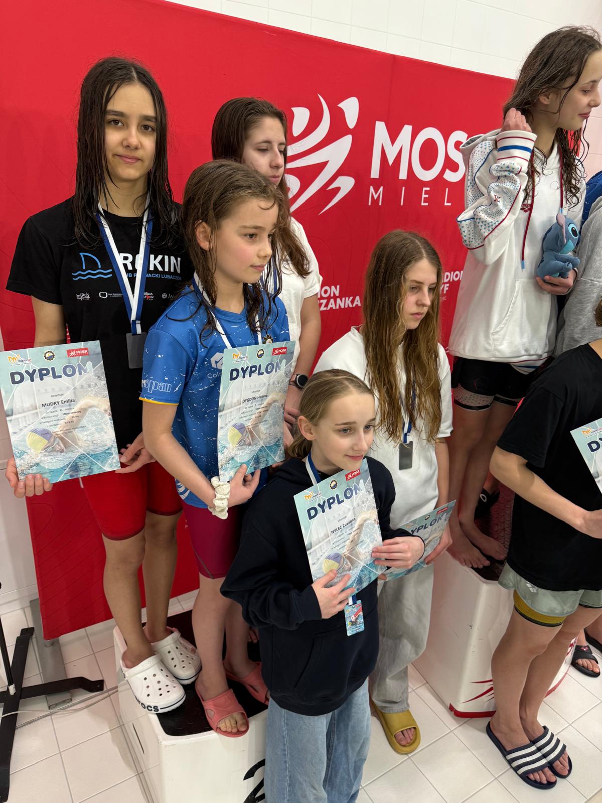 Obraz przedstawiający Świetny początek sezonu pływaków KP Rekin Lubaczów w Mielcu