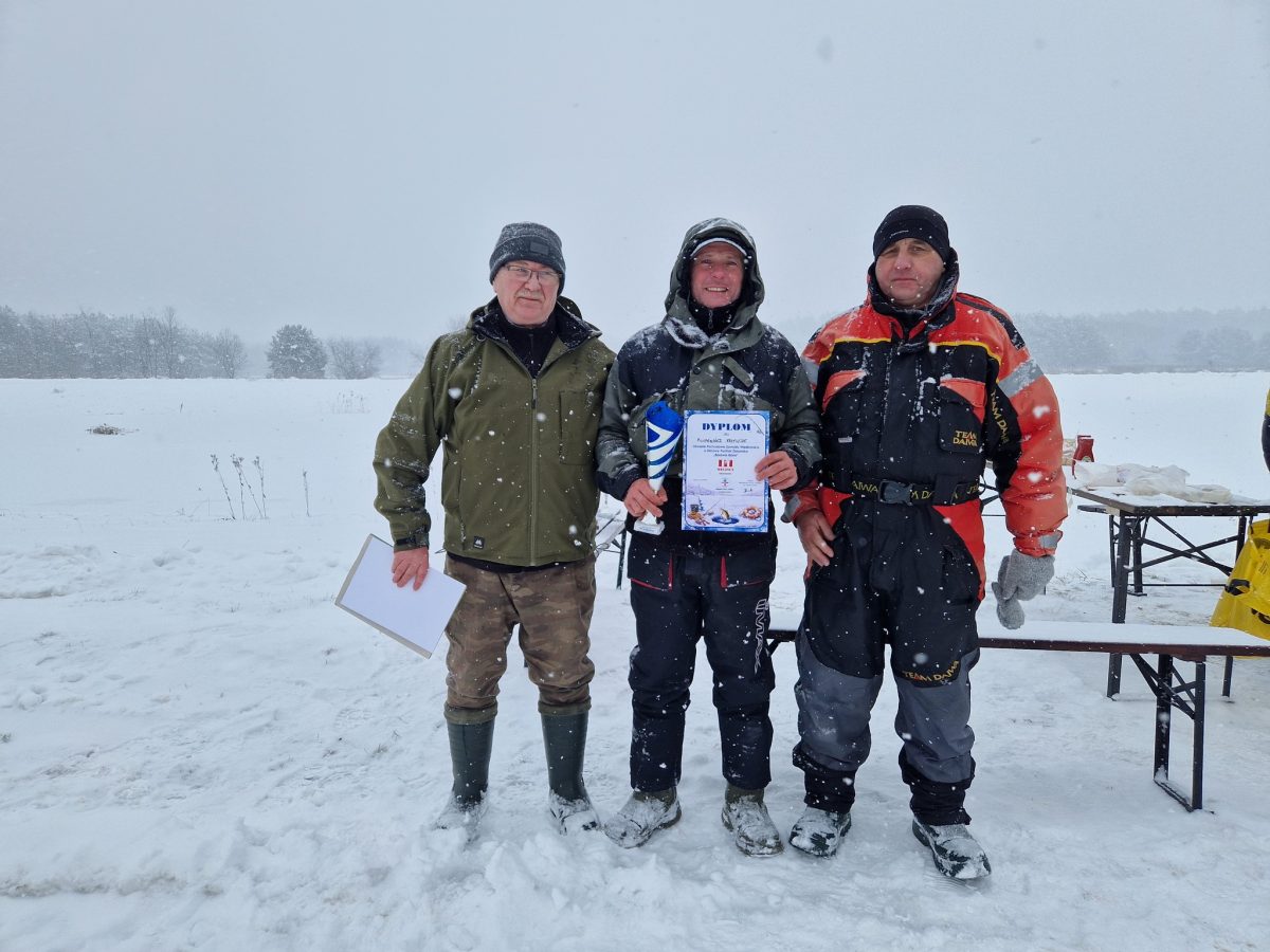 Obraz przedstawiający Podlodowe zmagania w Borowej Górze. Wędkarze rywalizowali w trudnych warunkach