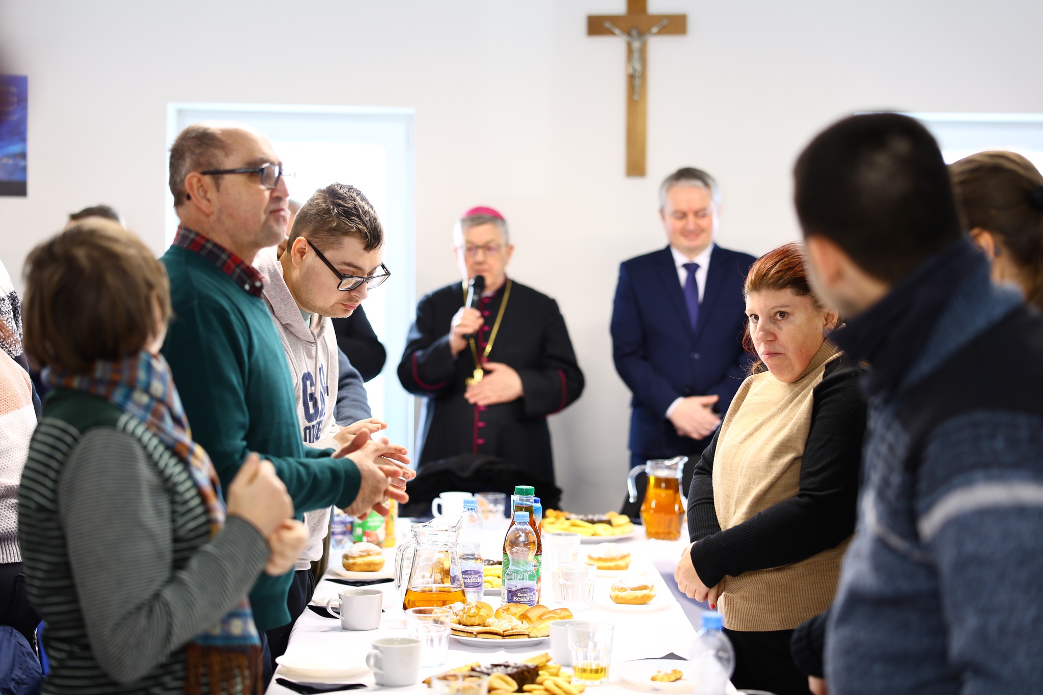 Obraz przedstawiający Wspólna modlitwa i troska o drugiego człowieka. Obchody Dnia Chorego w Lubaczowie