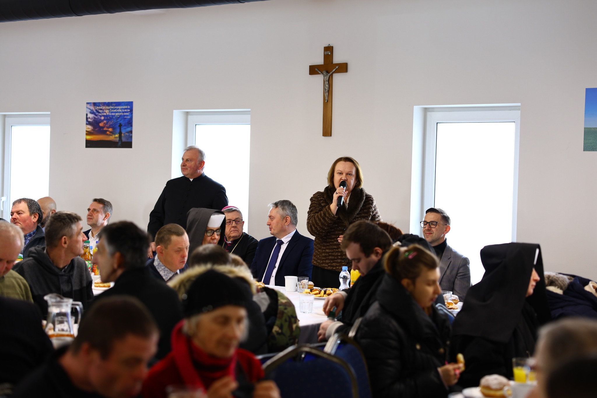 Obraz przedstawiający Wspólna modlitwa i troska o drugiego człowieka. Obchody Dnia Chorego w Lubaczowie