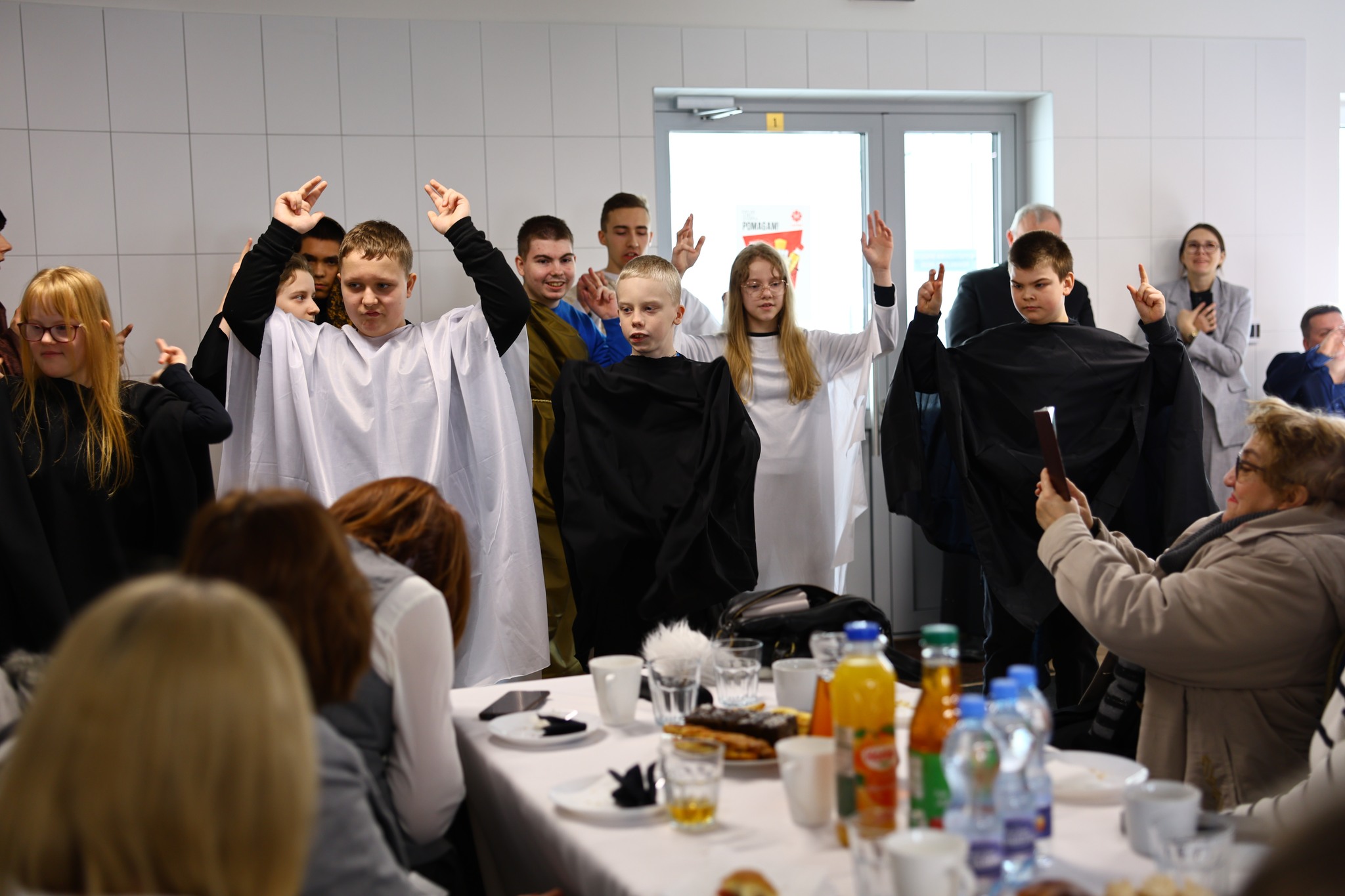 Obraz przedstawiający Wspólna modlitwa i troska o drugiego człowieka. Obchody Dnia Chorego w Lubaczowie