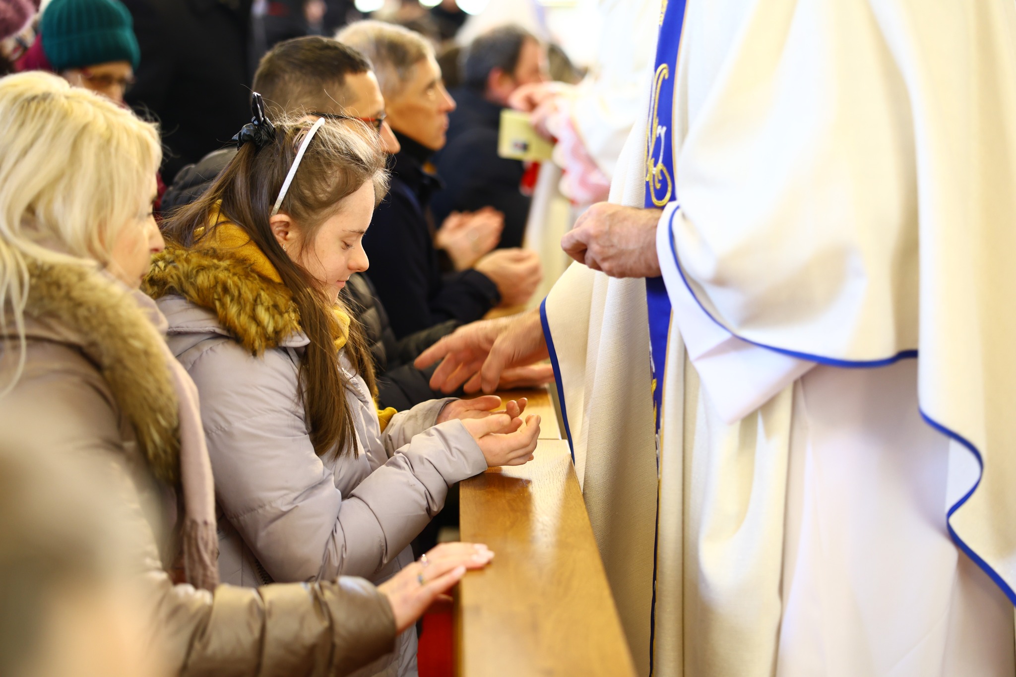 Obraz przedstawiający Wspólna modlitwa i troska o drugiego człowieka. Obchody Dnia Chorego w Lubaczowie