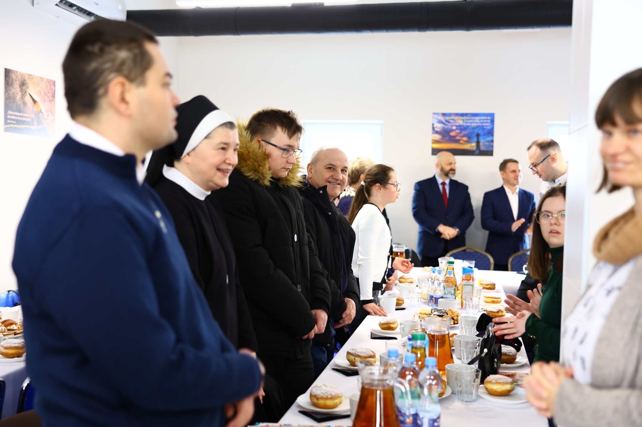 Obraz przedstawiający Wspólna modlitwa i troska o drugiego człowieka. Obchody Dnia Chorego w Lubaczowie