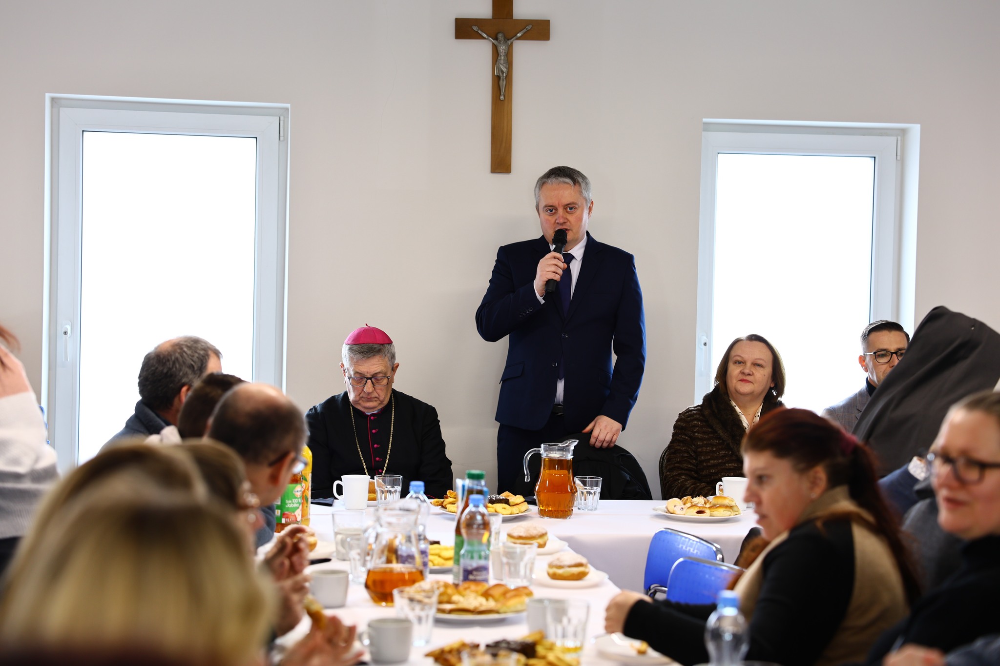 Obraz przedstawiający Wspólna modlitwa i troska o drugiego człowieka. Obchody Dnia Chorego w Lubaczowie