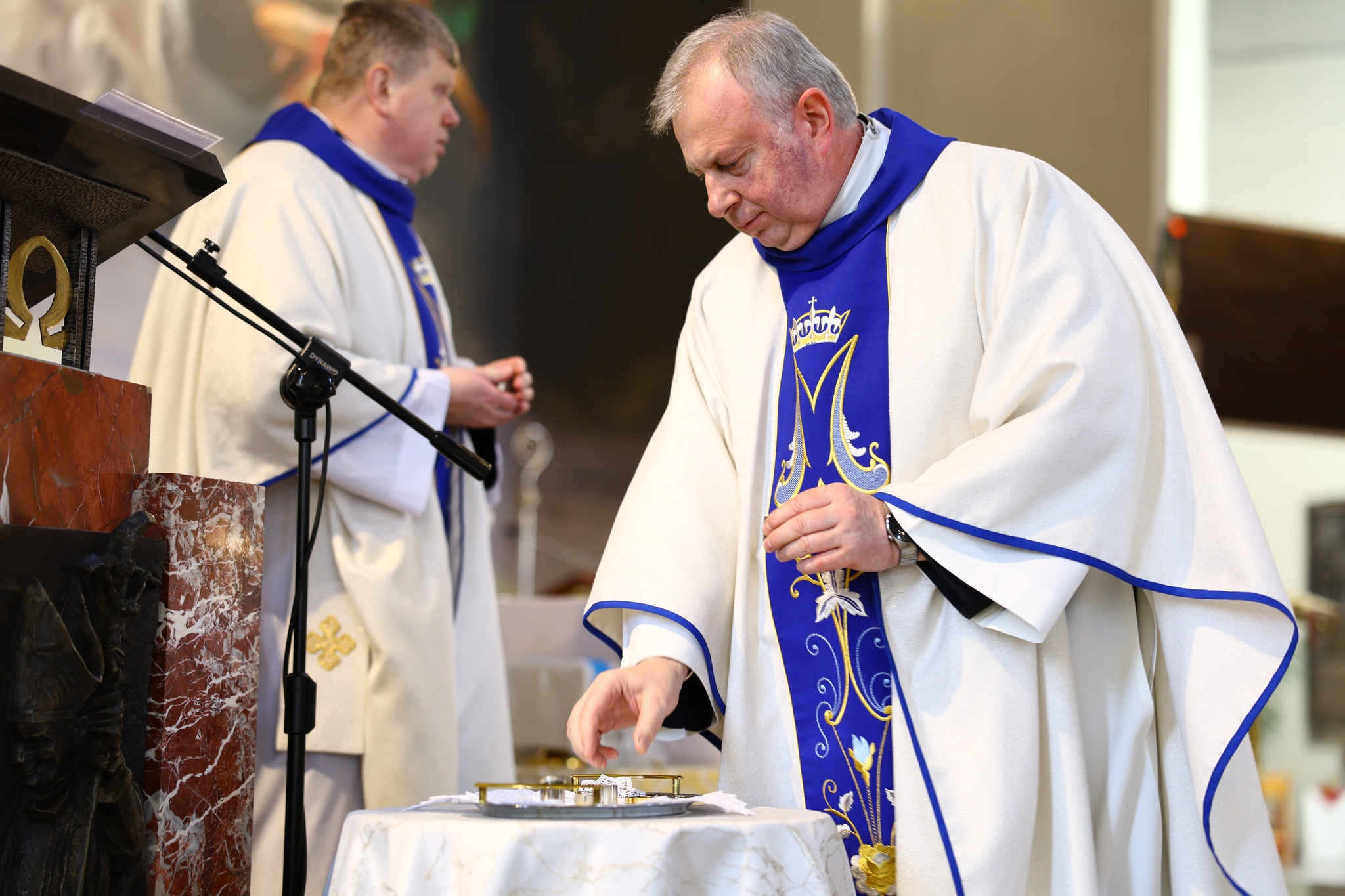 Obraz przedstawiający Wspólna modlitwa i troska o drugiego człowieka. Obchody Dnia Chorego w Lubaczowie