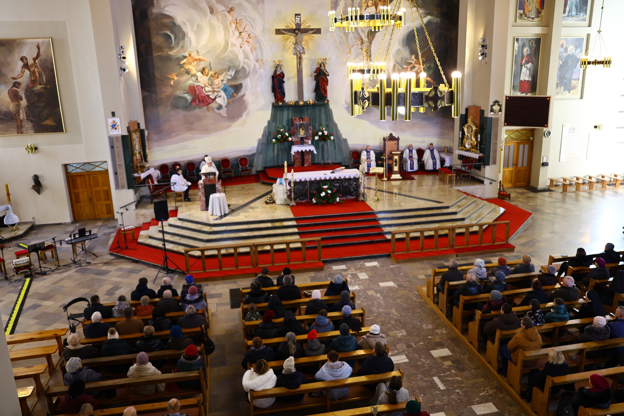 Obraz przedstawiający Wspólna modlitwa i troska o drugiego człowieka. Obchody Dnia Chorego w Lubaczowie