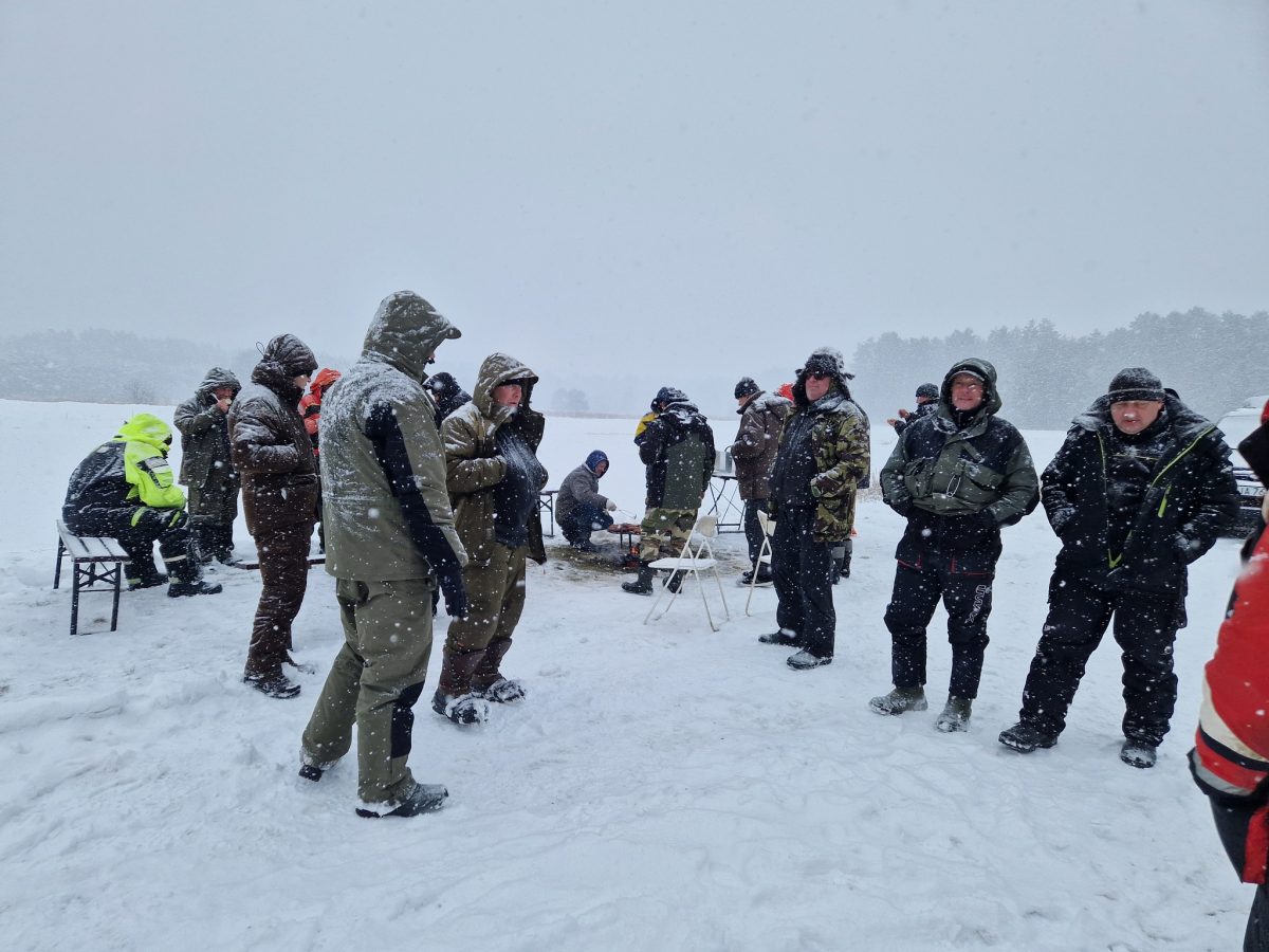 Obraz przedstawiający Podlodowe zmagania w Borowej Górze. Wędkarze rywalizowali w trudnych warunkach