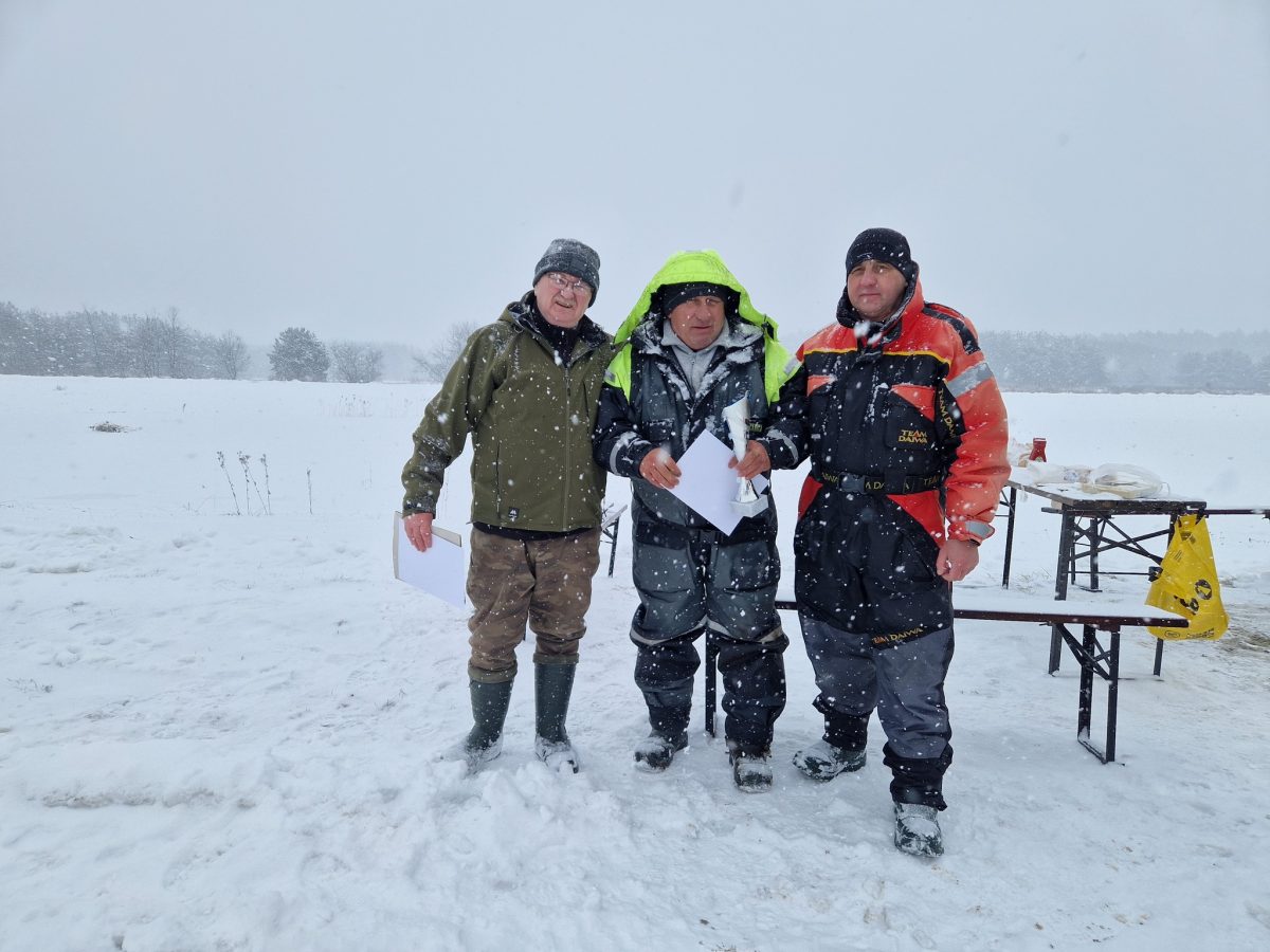 Obraz przedstawiający Podlodowe zmagania w Borowej Górze. Wędkarze rywalizowali w trudnych warunkach