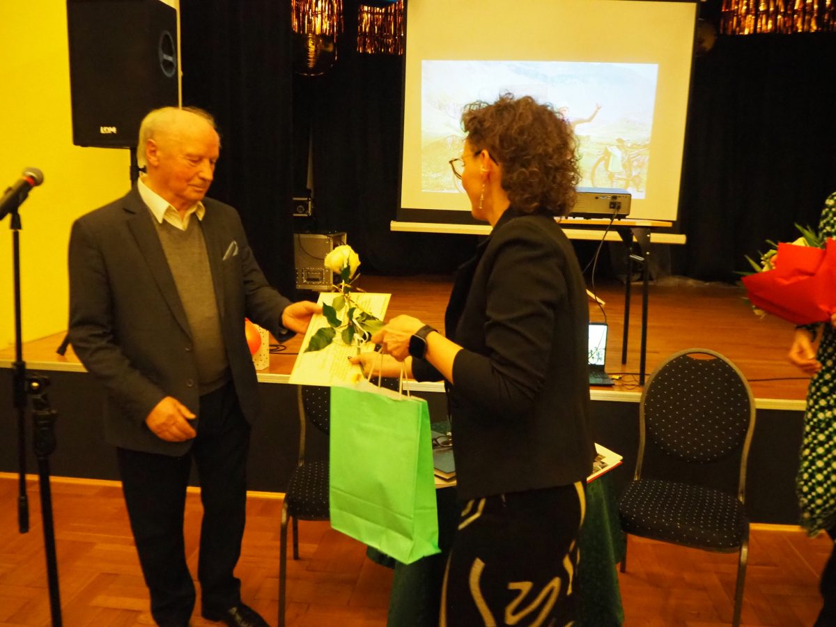 Obraz przedstawiający Historia sportu w Gminie Cieszanów na kartach nowej książki