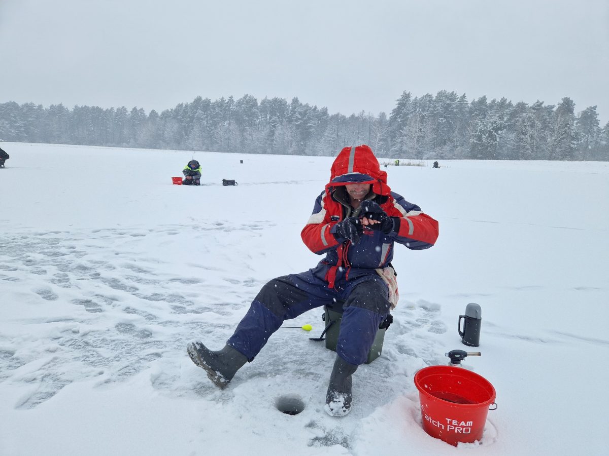 Obraz przedstawiający Podlodowe zmagania w Borowej Górze. Wędkarze rywalizowali w trudnych warunkach