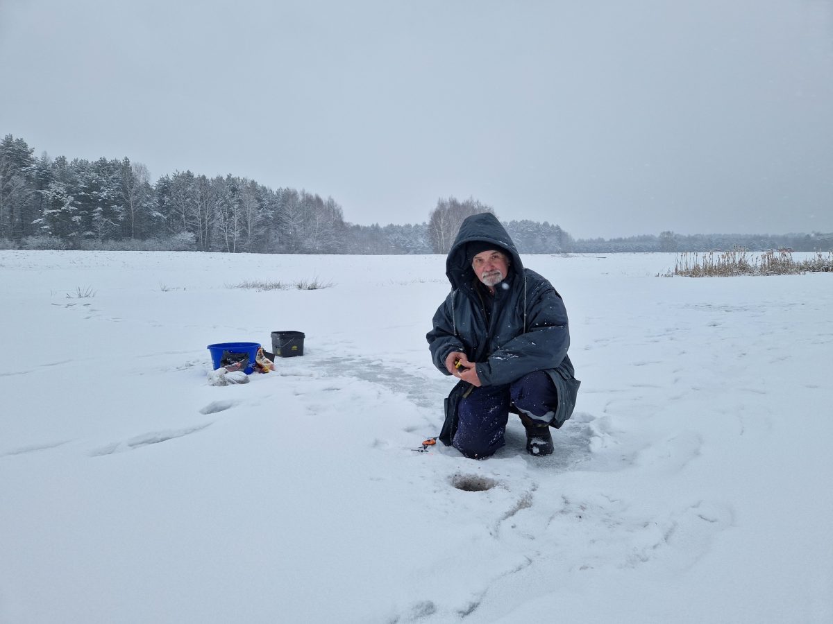 Obraz przedstawiający Podlodowe zmagania w Borowej Górze. Wędkarze rywalizowali w trudnych warunkach