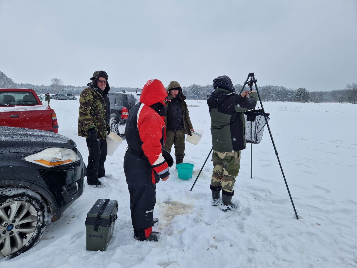 Obraz przedstawiający Podlodowe zmagania w Borowej Górze. Wędkarze rywalizowali w trudnych warunkach