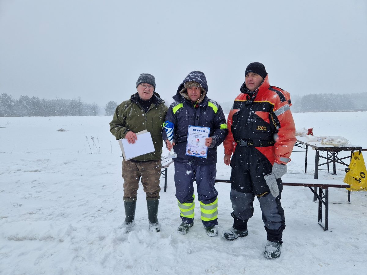 Obraz przedstawiający Podlodowe zmagania w Borowej Górze. Wędkarze rywalizowali w trudnych warunkach