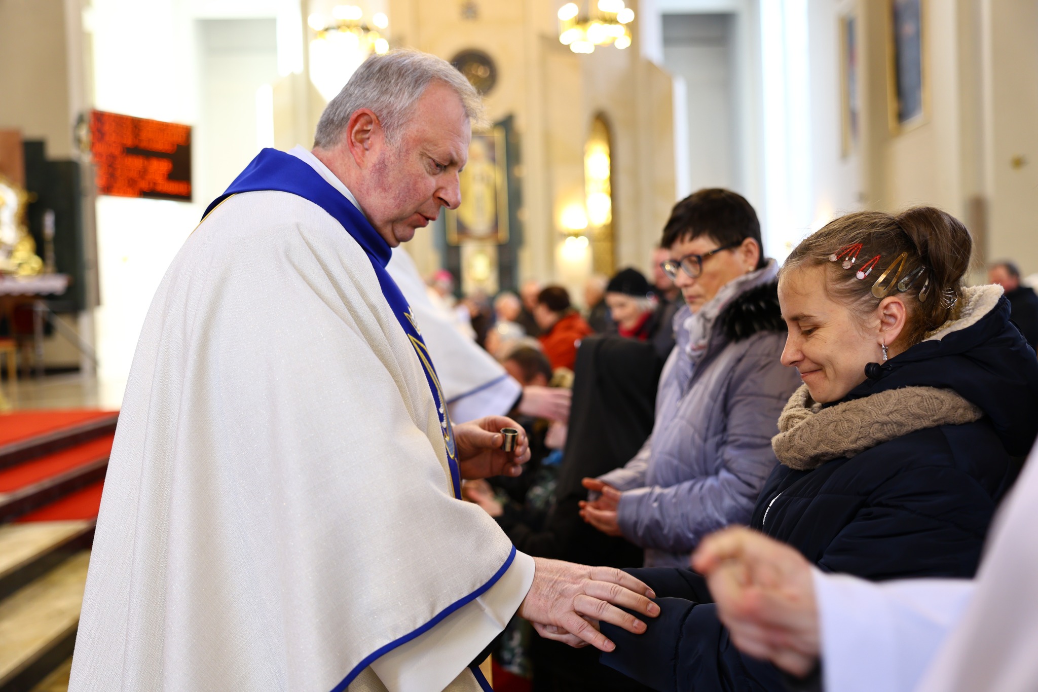 Obraz przedstawiający Wspólna modlitwa i troska o drugiego człowieka. Obchody Dnia Chorego w Lubaczowie