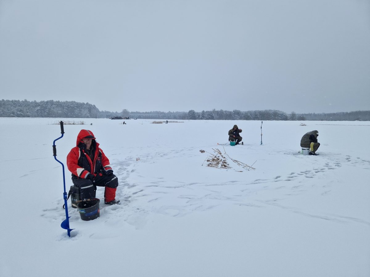 Obraz przedstawiający Podlodowe zmagania w Borowej Górze. Wędkarze rywalizowali w trudnych warunkach
