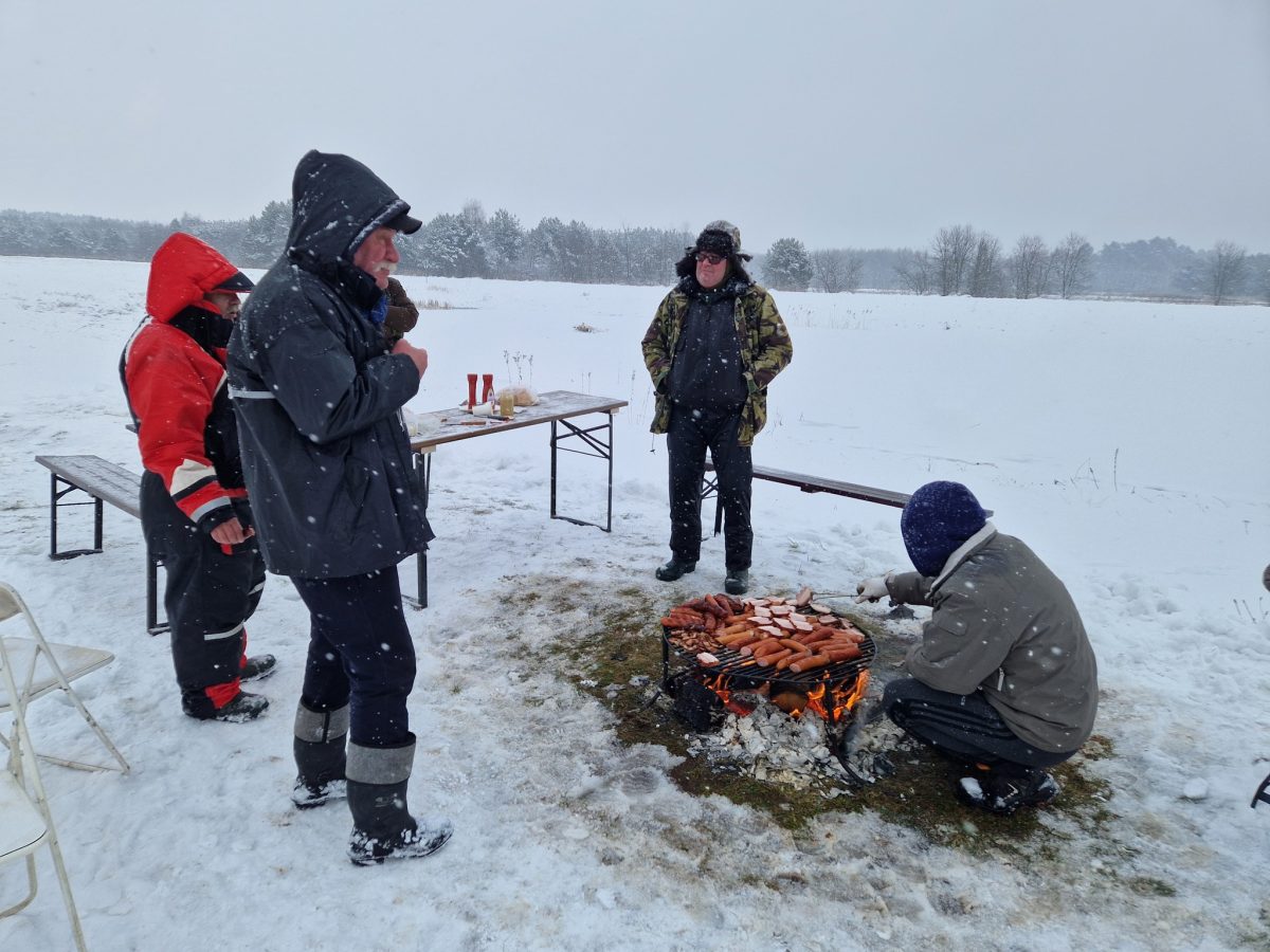 Obraz przedstawiający Podlodowe zmagania w Borowej Górze. Wędkarze rywalizowali w trudnych warunkach