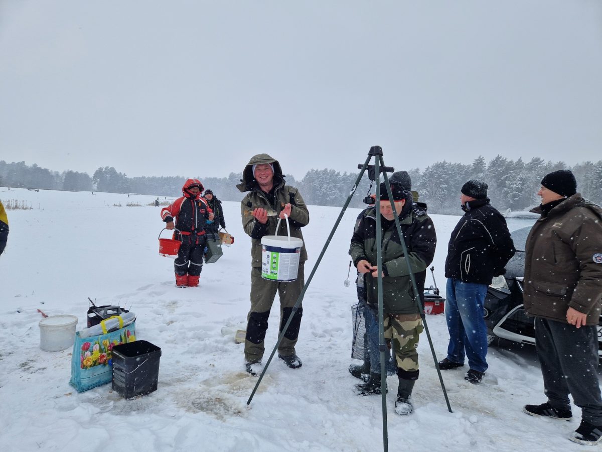 Obraz przedstawiający Podlodowe zmagania w Borowej Górze. Wędkarze rywalizowali w trudnych warunkach
