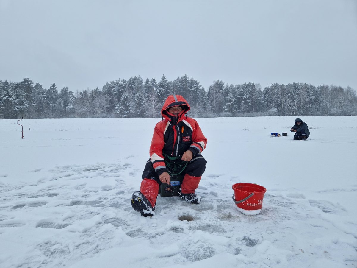 Obraz przedstawiający Podlodowe zmagania w Borowej Górze. Wędkarze rywalizowali w trudnych warunkach