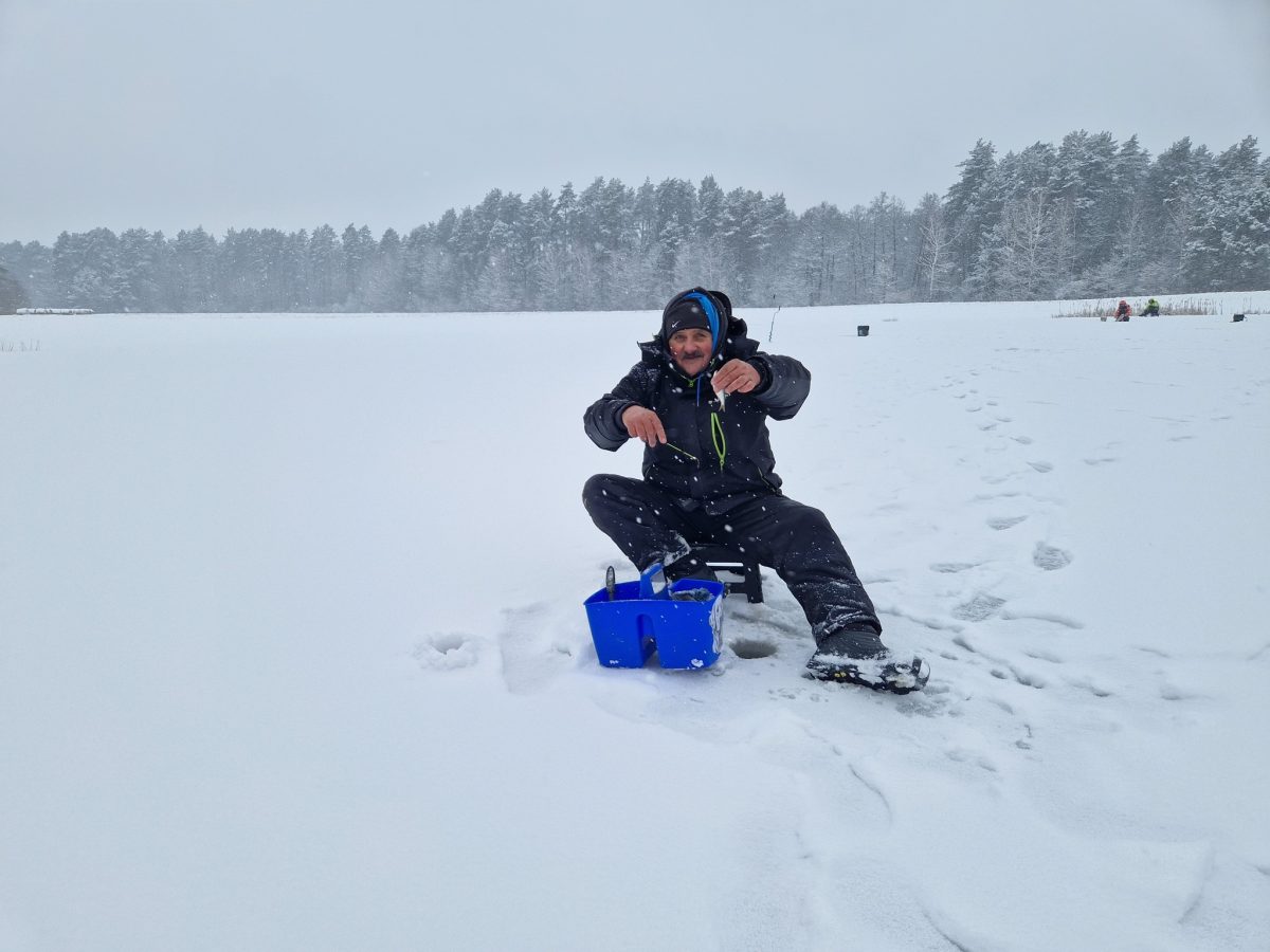 Obraz przedstawiający Podlodowe zmagania w Borowej Górze. Wędkarze rywalizowali w trudnych warunkach