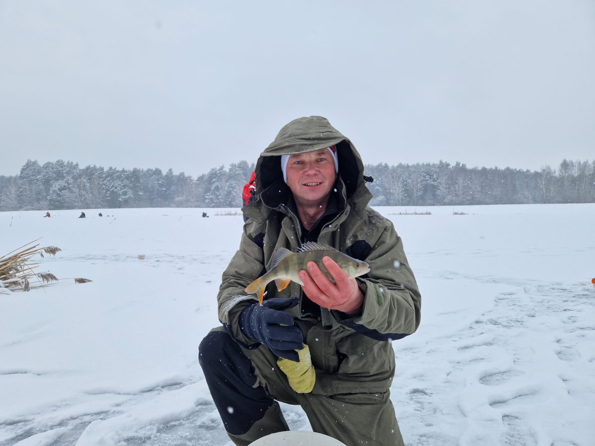 Obraz przedstawiający Podlodowe zmagania w Borowej Górze. Wędkarze rywalizowali w trudnych warunkach