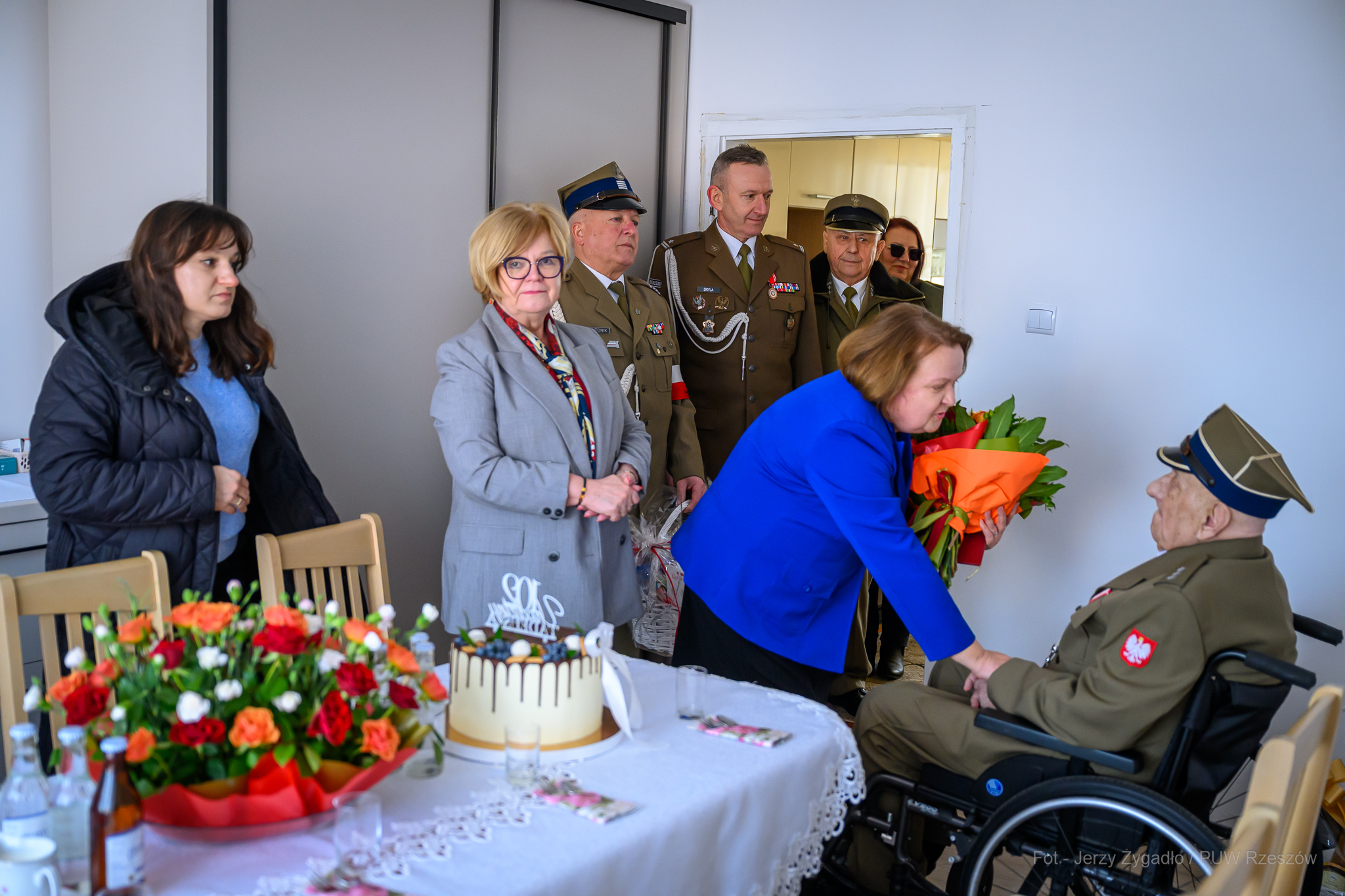 Obraz przedstawiający Niezwykły jubileusz - porucznik Tadeusz Bystrzycki świętował 102. urodziny