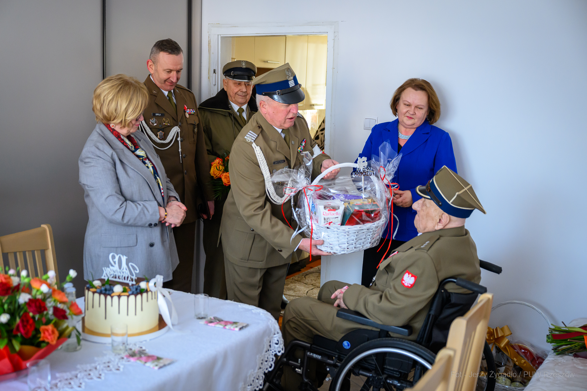 Obraz przedstawiający Niezwykły jubileusz - porucznik Tadeusz Bystrzycki świętował 102. urodziny