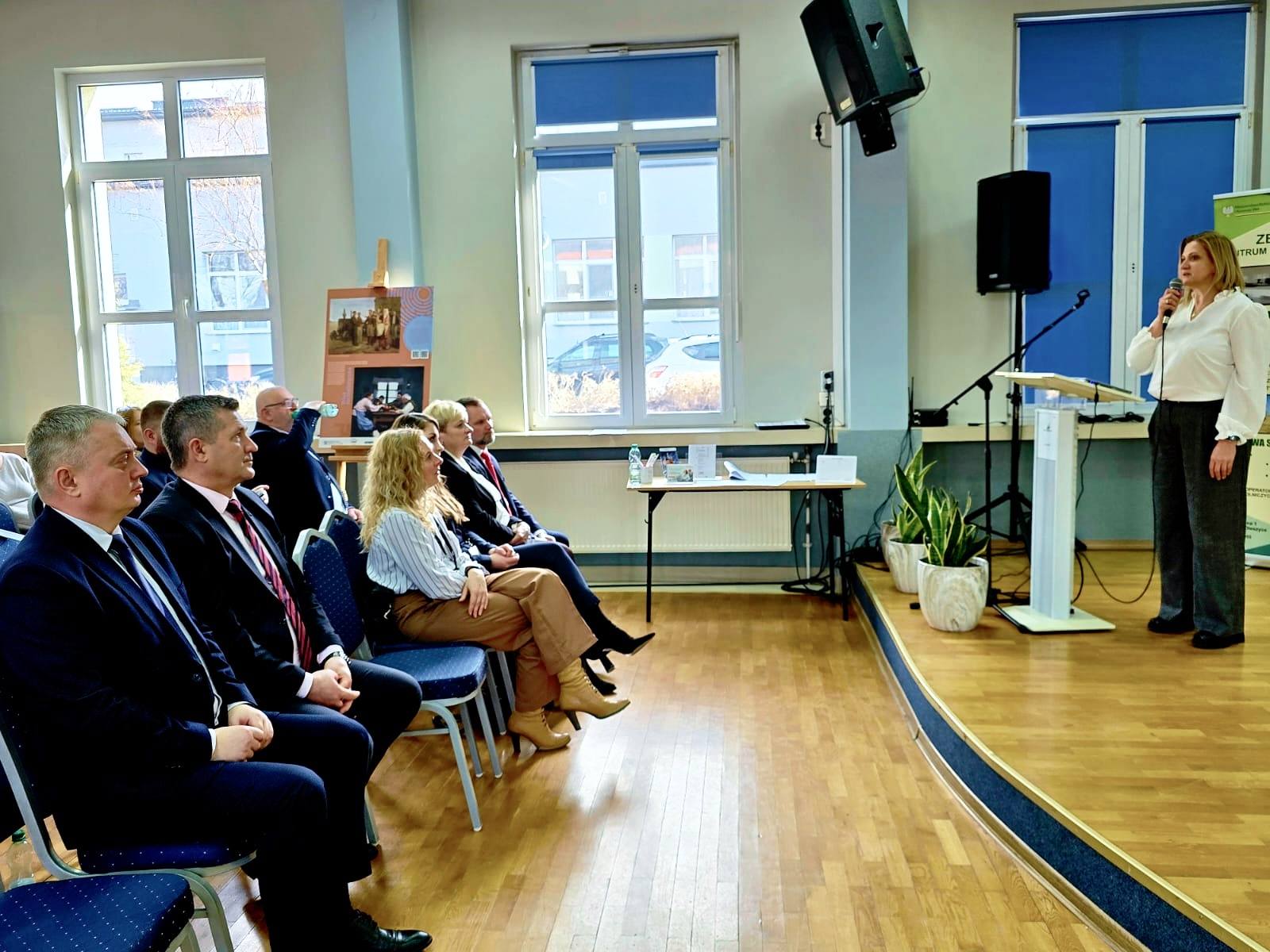 Obraz przedstawiający Wiedza i nowe kompetencje dla KGW na spotkaniu w Oleszycach