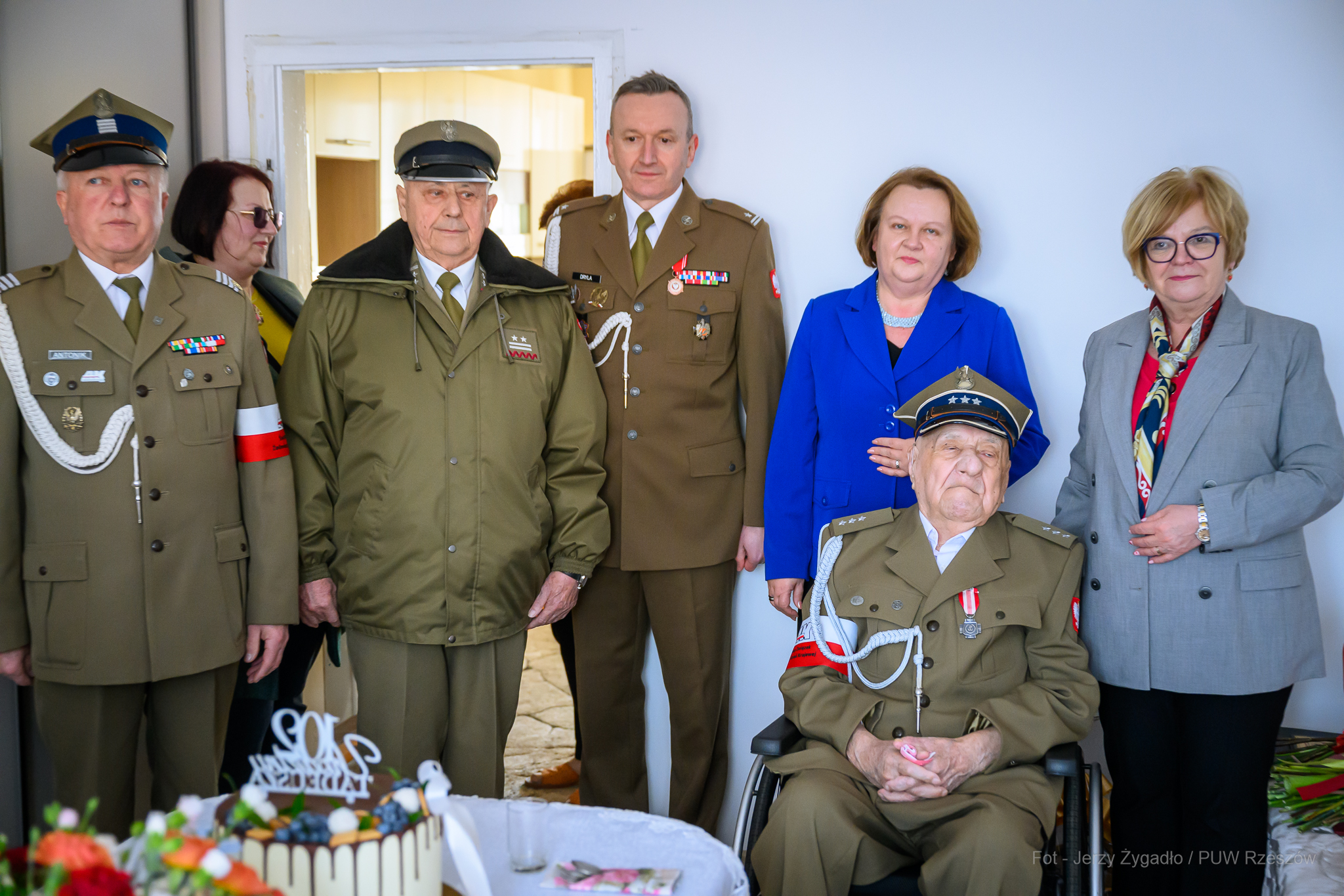 Obraz przedstawiający Niezwykły jubileusz - porucznik Tadeusz Bystrzycki świętował 102. urodziny
