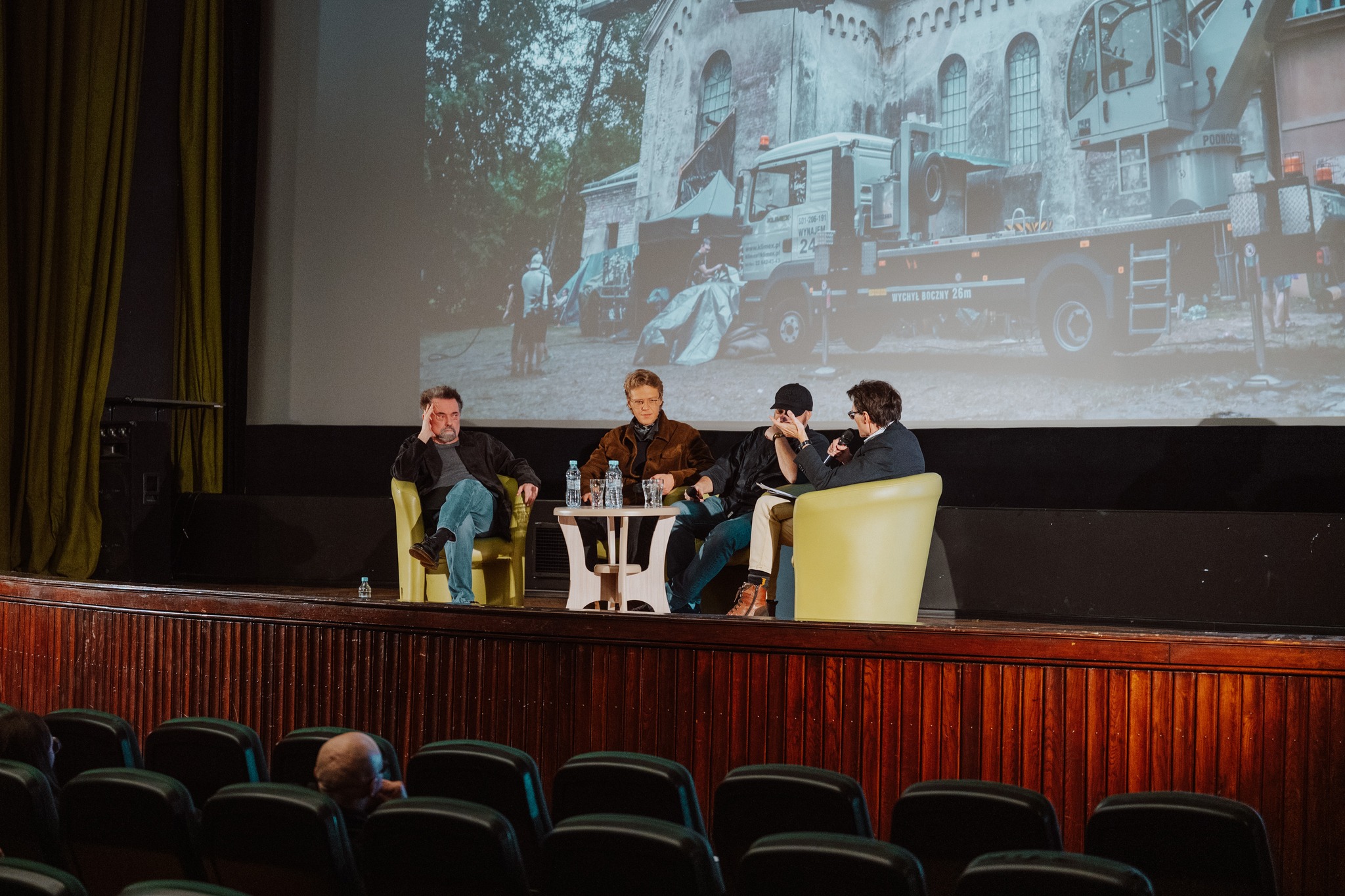 Obraz przedstawiający Stare Oleszyce na wielkim ekranie. Za nami regionalna premiera filmu „Pojedynek”