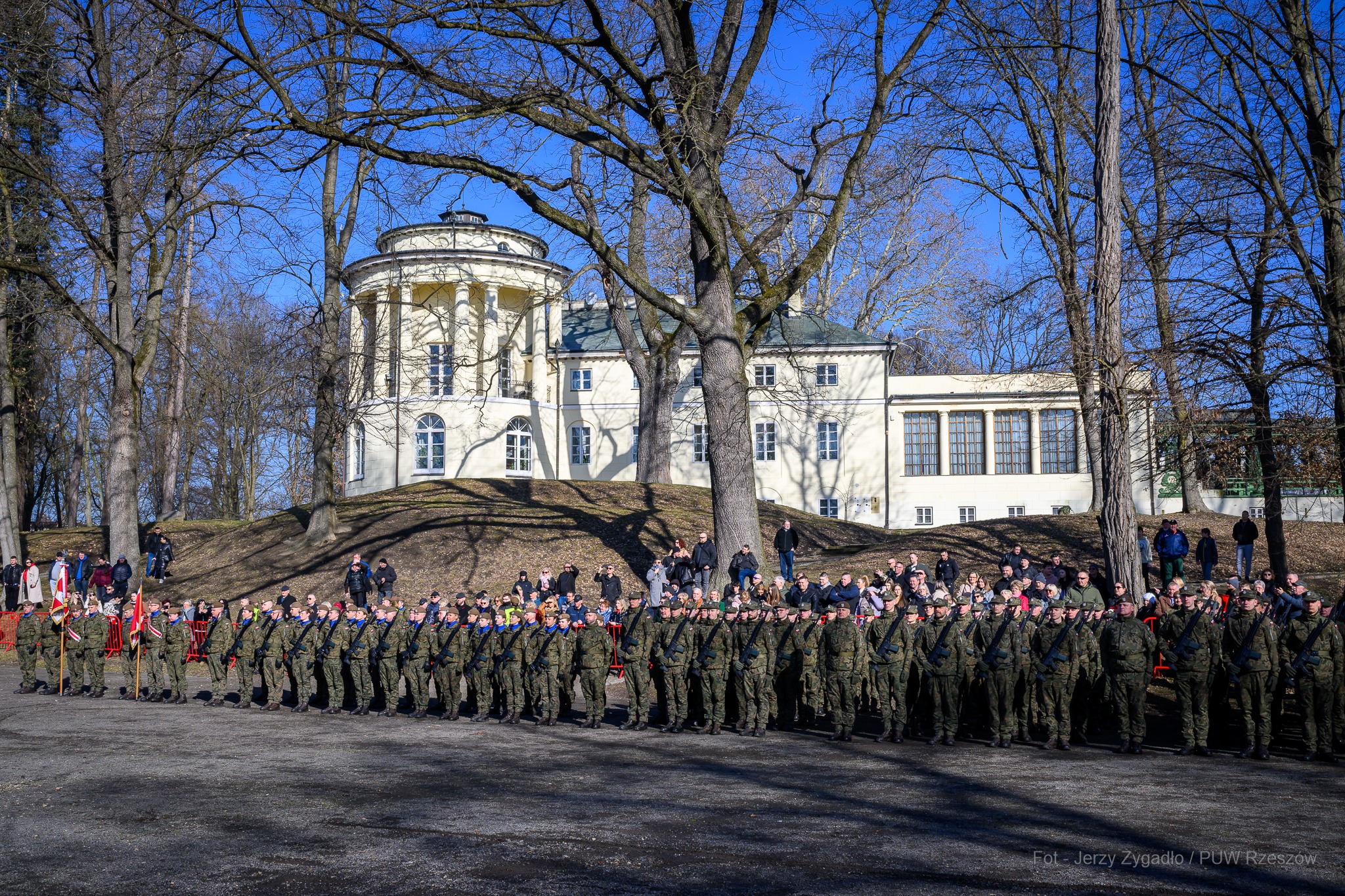 Obraz przedstawiający Żołnierze 20. Przemyskiej Brygady Obrony Terytorialnej złożyli przysięgę