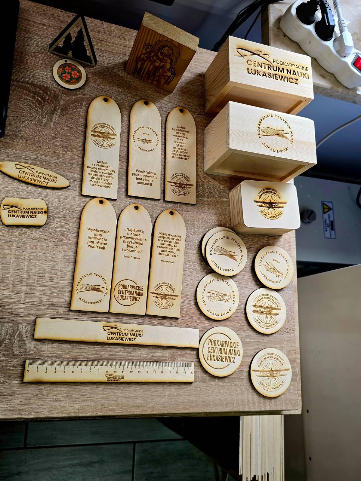 Obraz przedstawiający Tomasz Lorenc z wizytą w Warsztacie Terapii Zajęciowej w Oleszycach