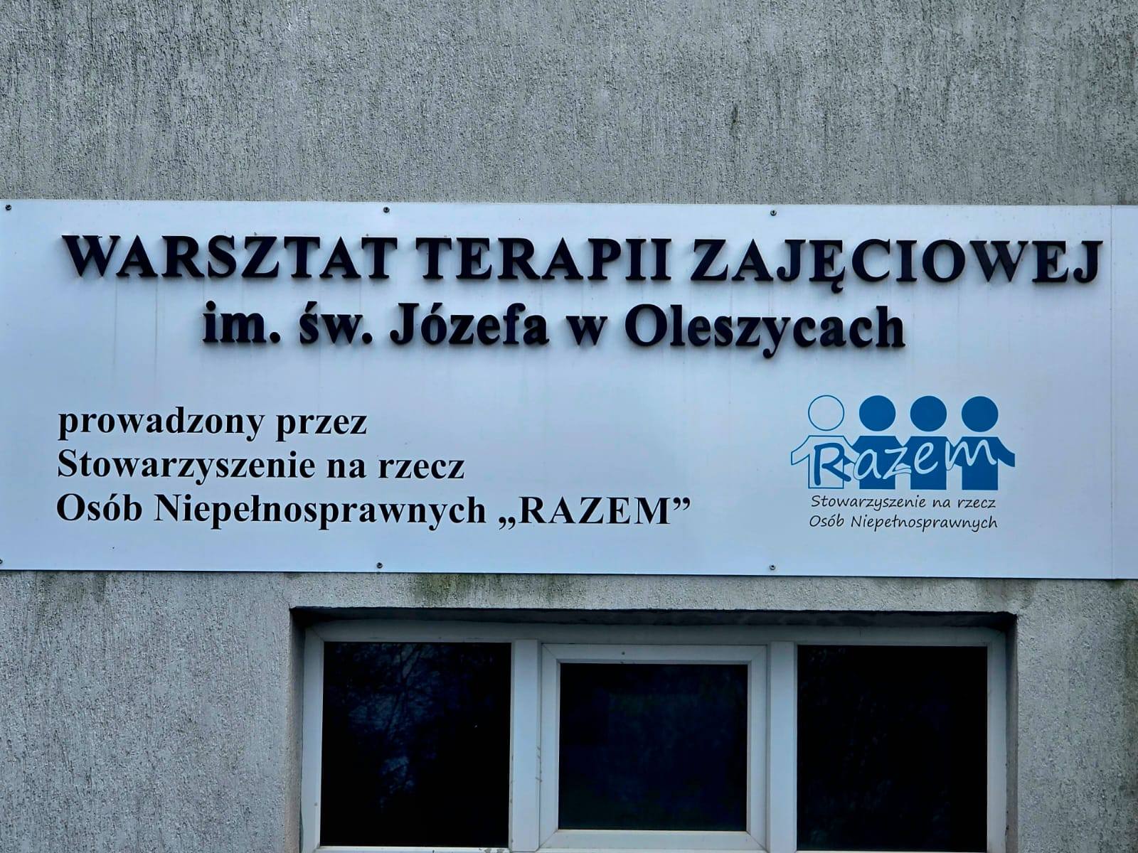 Obraz przedstawiający Tomasz Lorenc z wizytą w Warsztacie Terapii Zajęciowej w Oleszycach
