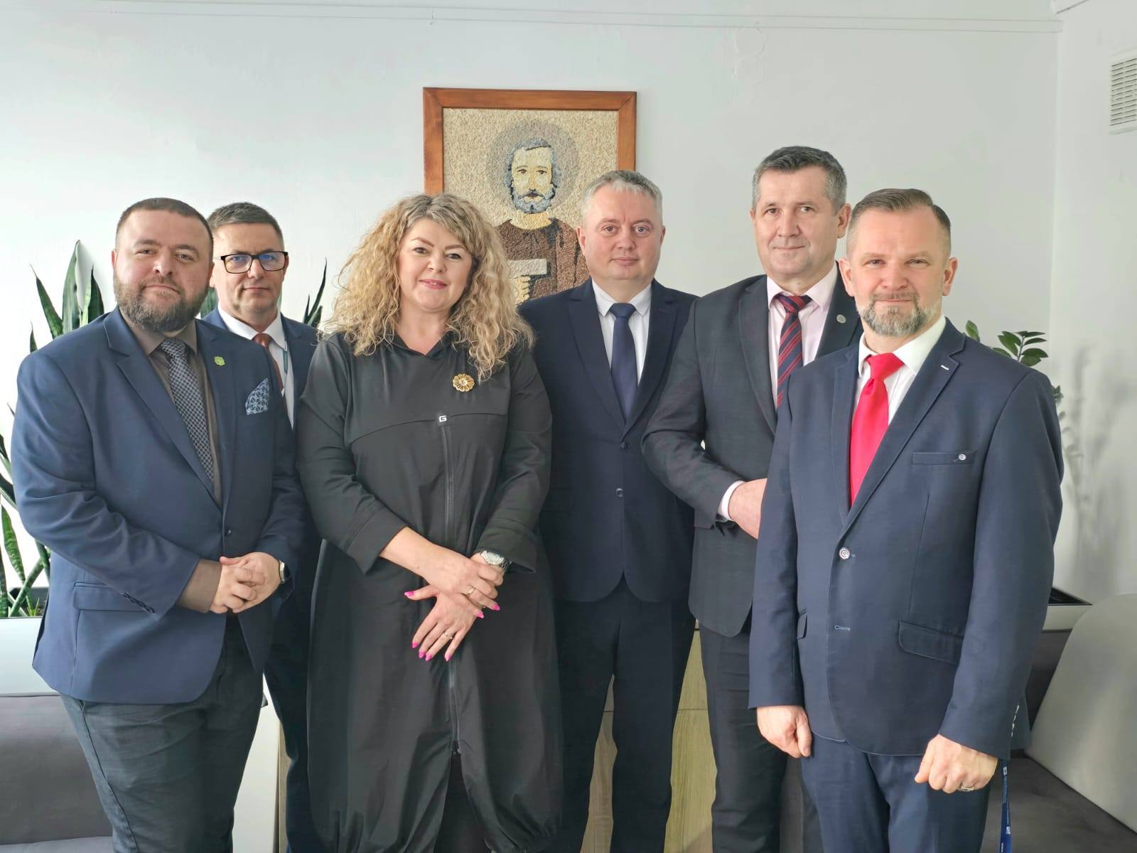 Obraz przedstawiający Tomasz Lorenc z wizytą w Warsztacie Terapii Zajęciowej w Oleszycach