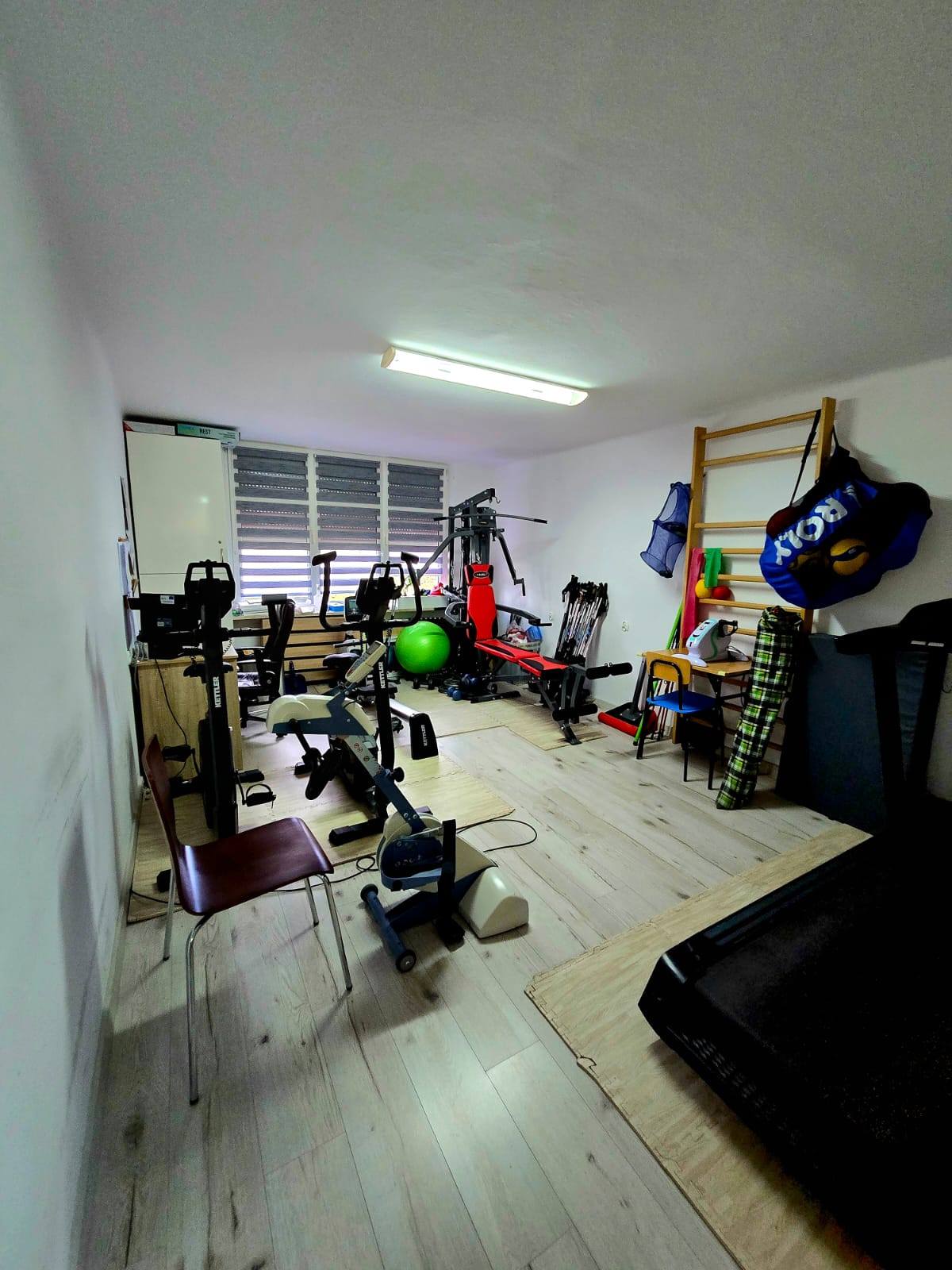 Obraz przedstawiający Tomasz Lorenc z wizytą w Warsztacie Terapii Zajęciowej w Oleszycach