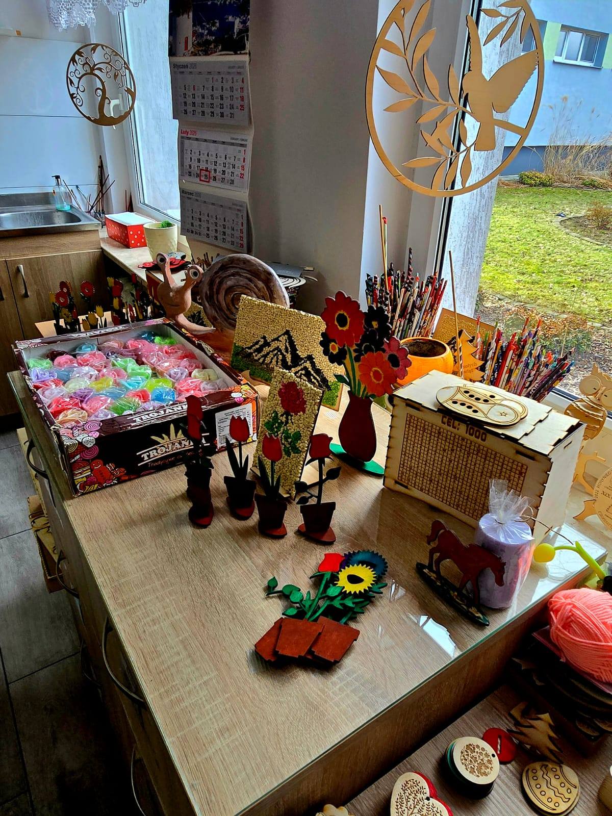 Obraz przedstawiający Tomasz Lorenc z wizytą w Warsztacie Terapii Zajęciowej w Oleszycach