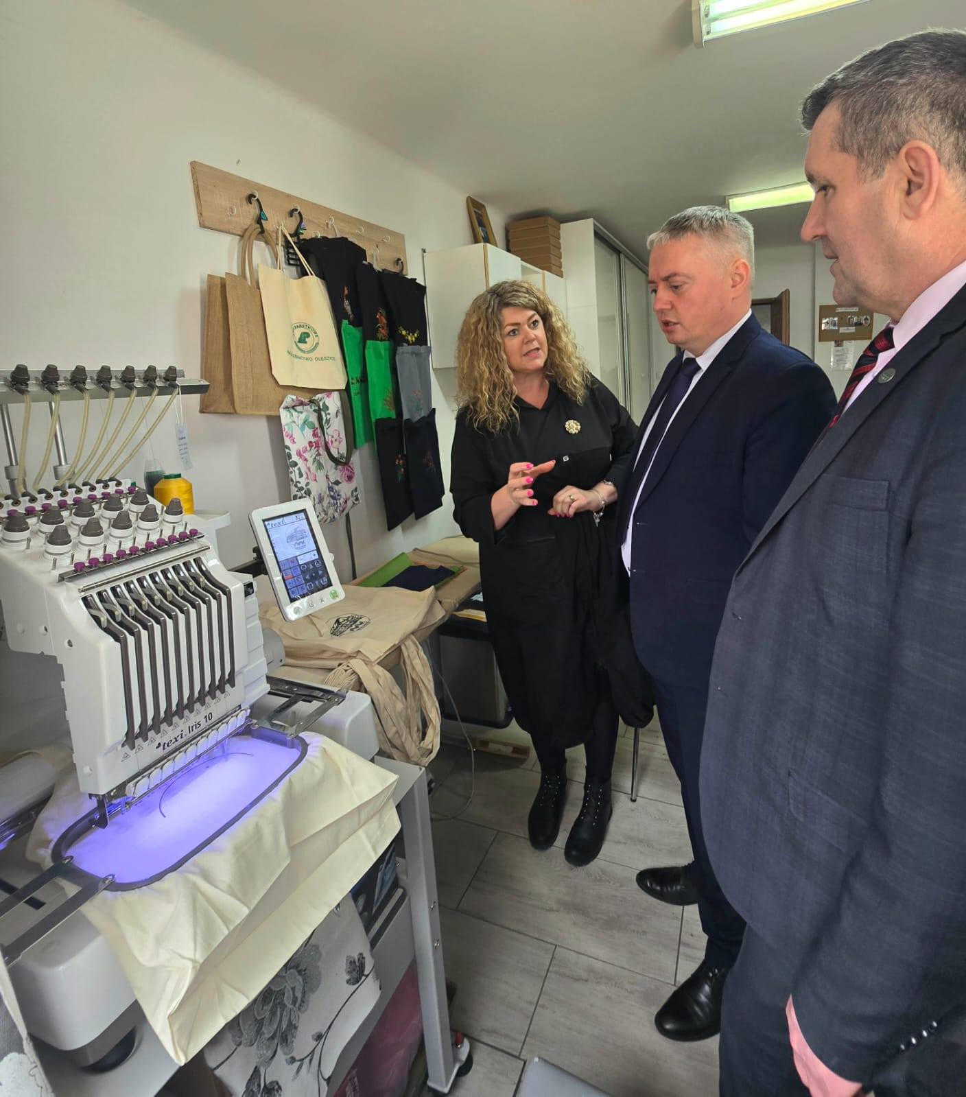 Obraz przedstawiający Tomasz Lorenc z wizytą w Warsztacie Terapii Zajęciowej w Oleszycach