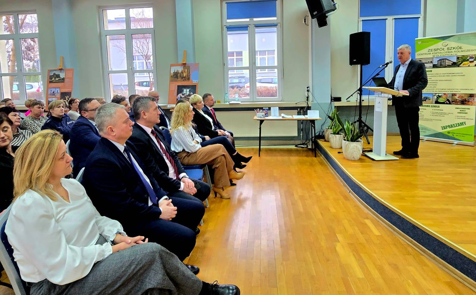 Obraz przedstawiający Wiedza i nowe kompetencje dla KGW na spotkaniu w Oleszycach