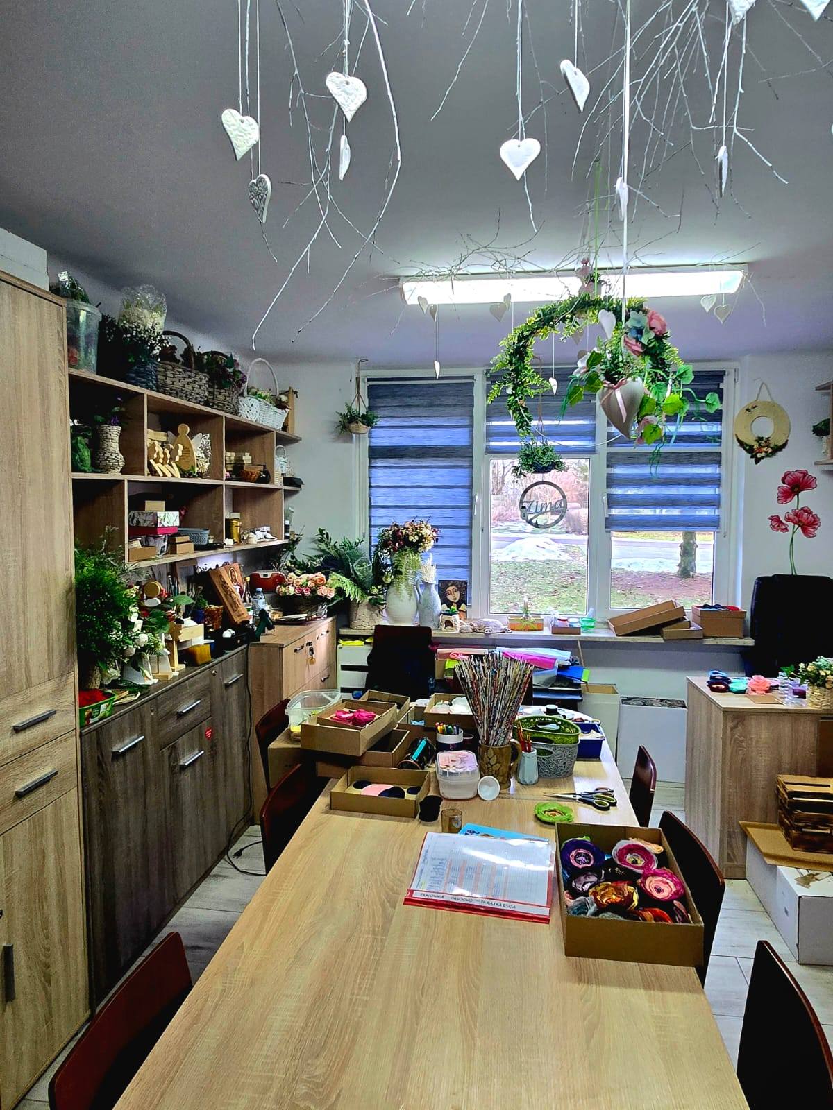 Obraz przedstawiający Tomasz Lorenc z wizytą w Warsztacie Terapii Zajęciowej w Oleszycach