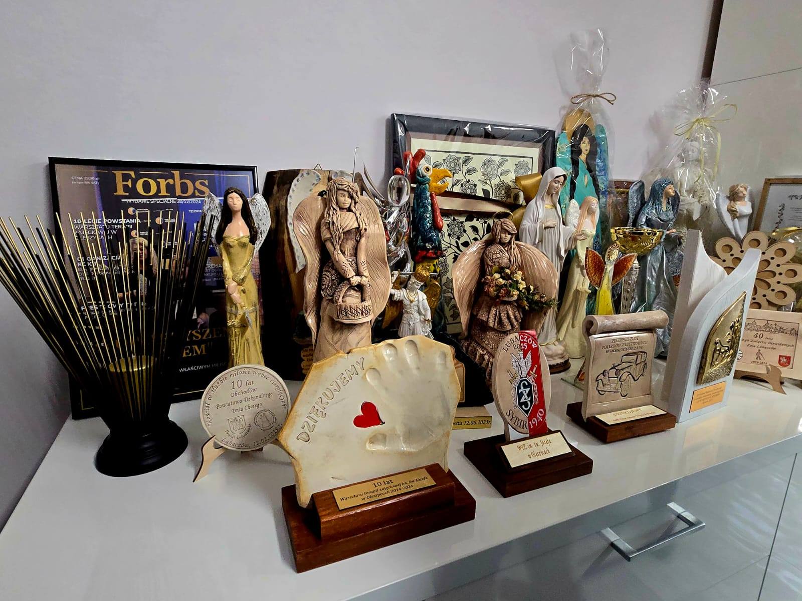 Obraz przedstawiający Tomasz Lorenc z wizytą w Warsztacie Terapii Zajęciowej w Oleszycach