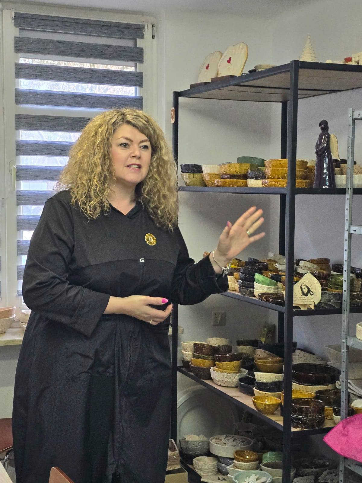 Obraz przedstawiający Tomasz Lorenc z wizytą w Warsztacie Terapii Zajęciowej w Oleszycach