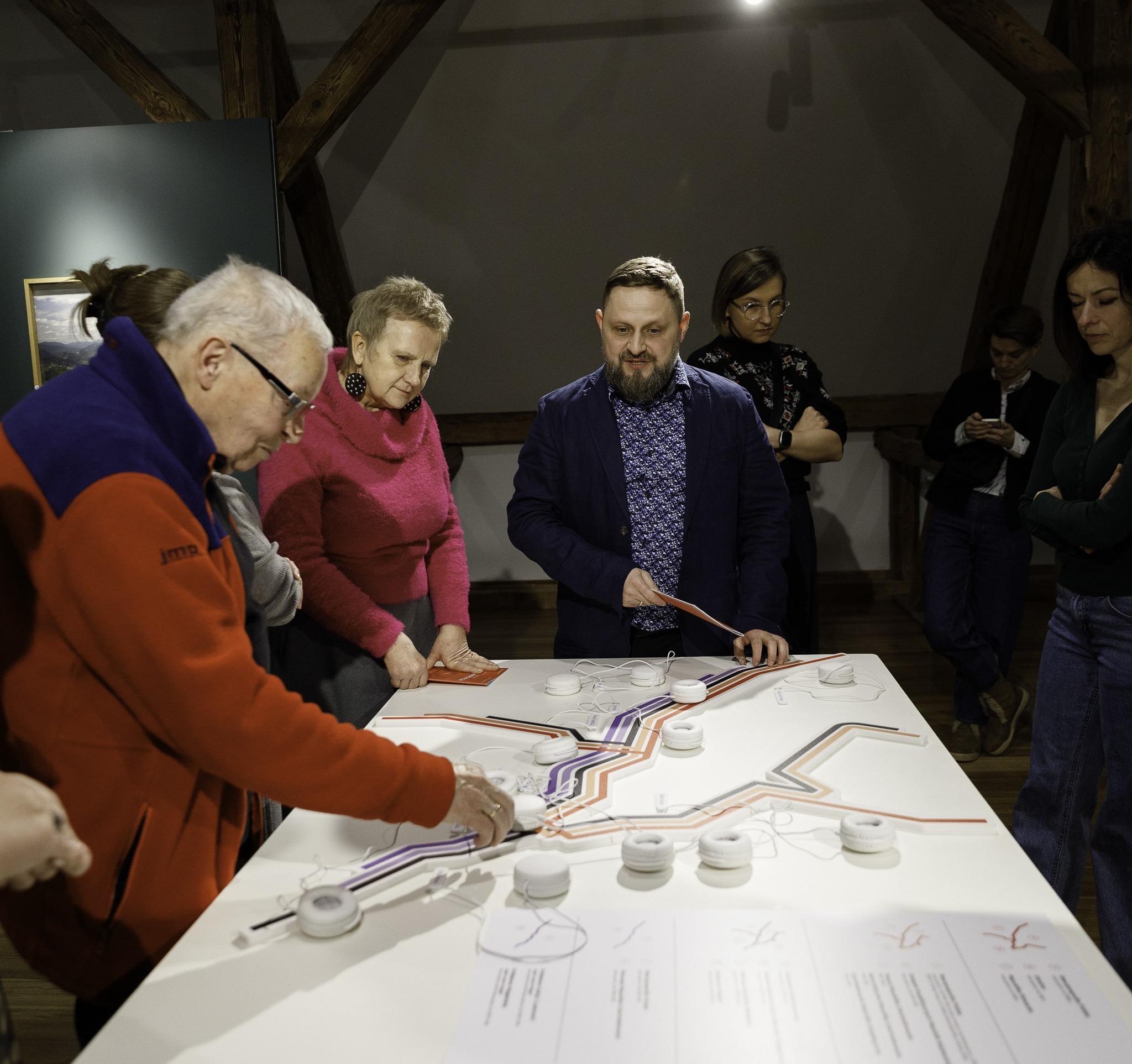 Obraz przedstawiający „Polifonia pamięci na granicach karpackich światów" dostępna w Radrużu 