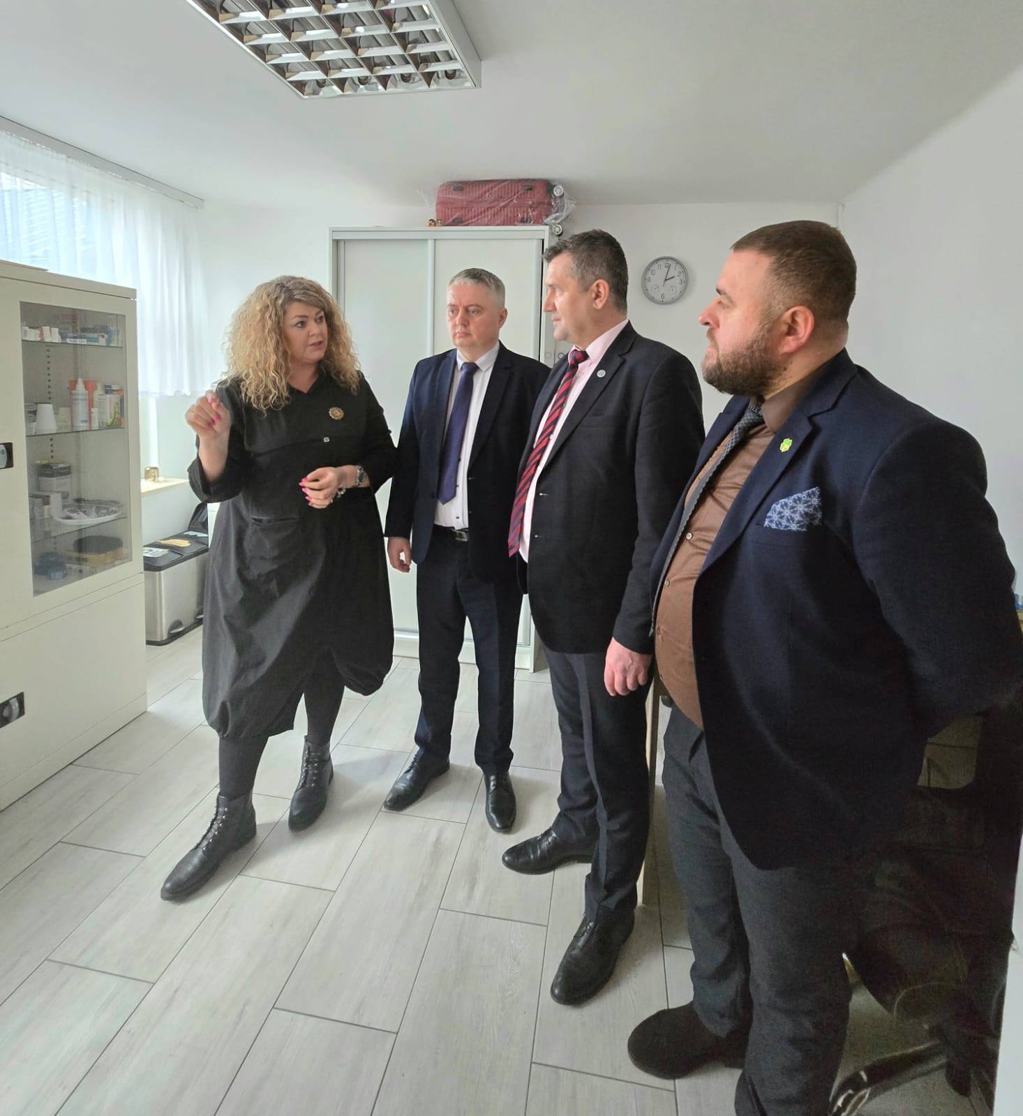 Obraz przedstawiający Tomasz Lorenc z wizytą w Warsztacie Terapii Zajęciowej w Oleszycach