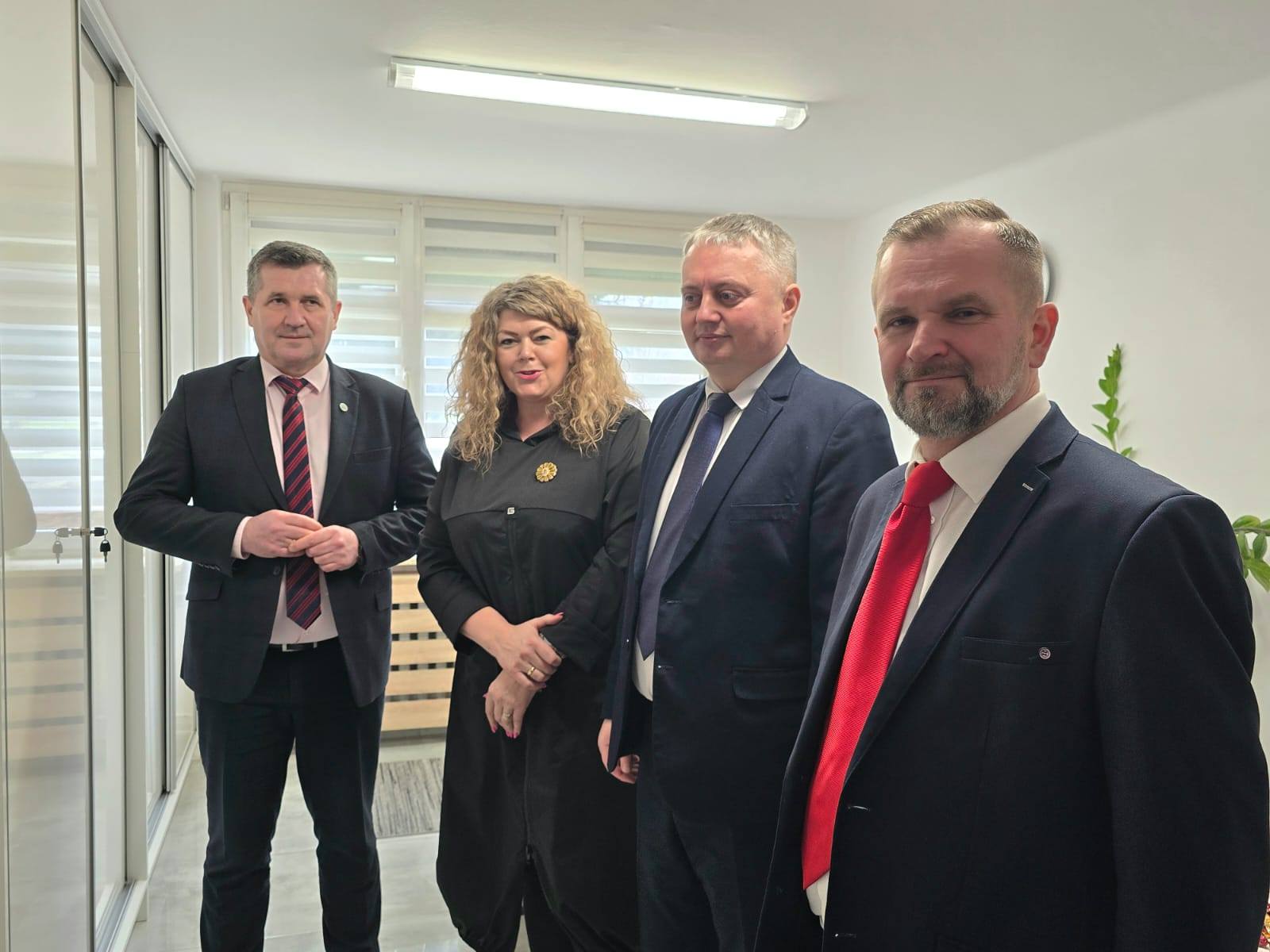 Obraz przedstawiający Tomasz Lorenc z wizytą w Warsztacie Terapii Zajęciowej w Oleszycach