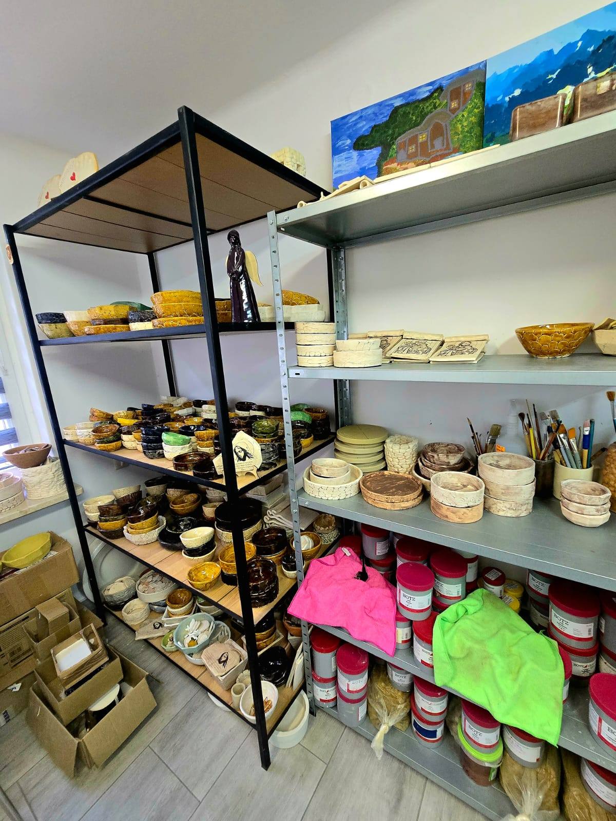 Obraz przedstawiający Tomasz Lorenc z wizytą w Warsztacie Terapii Zajęciowej w Oleszycach