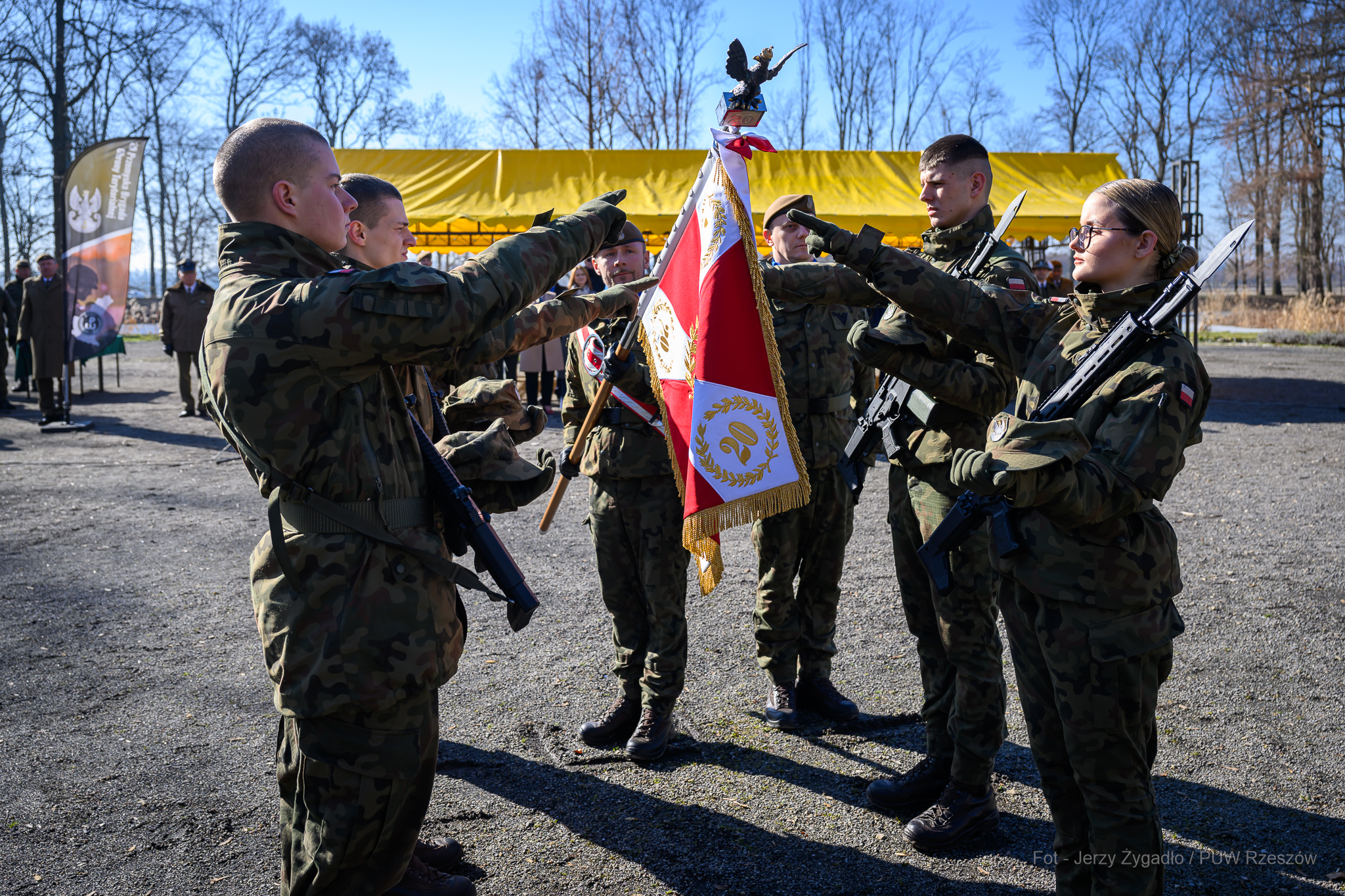 Obraz przedstawiający Żołnierze 20. Przemyskiej Brygady Obrony Terytorialnej złożyli przysięgę