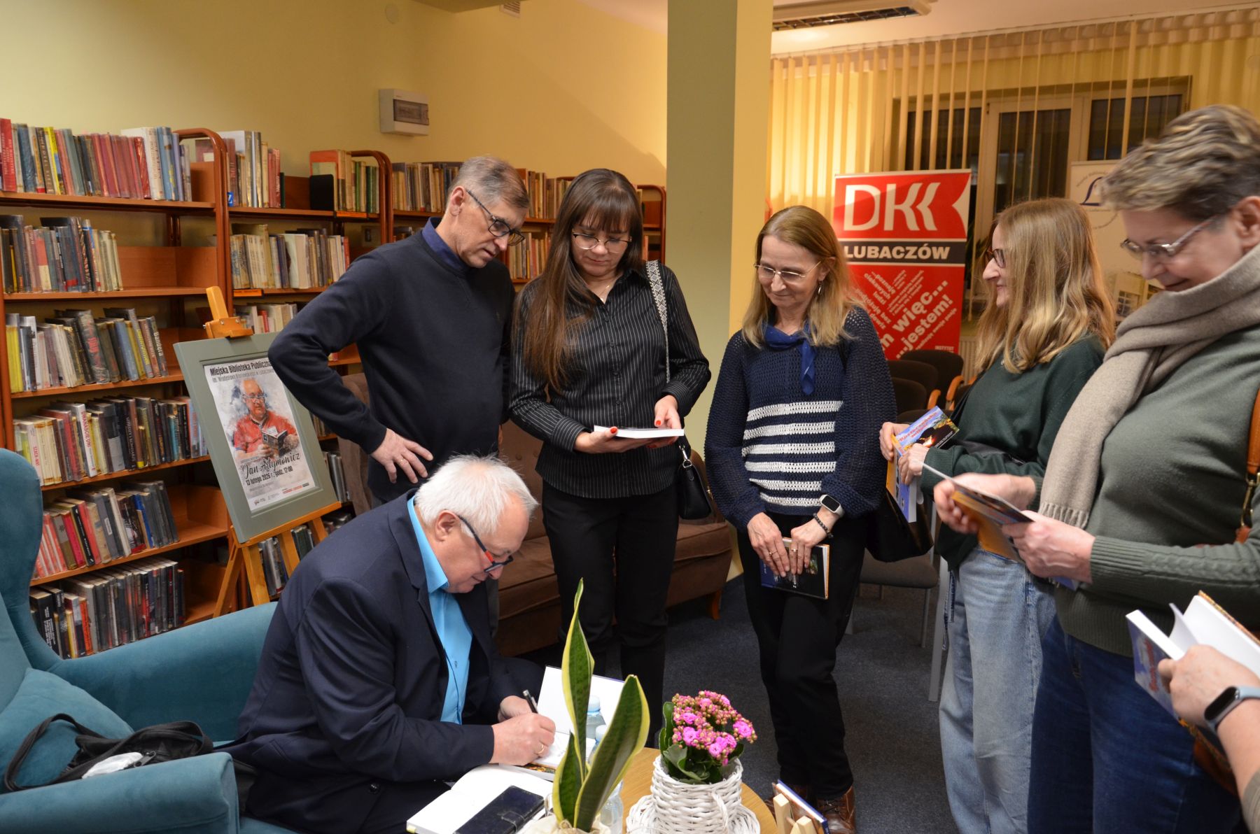 Obraz przedstawiający Jan Artymowicz gościł w MBP w Lubaczowie