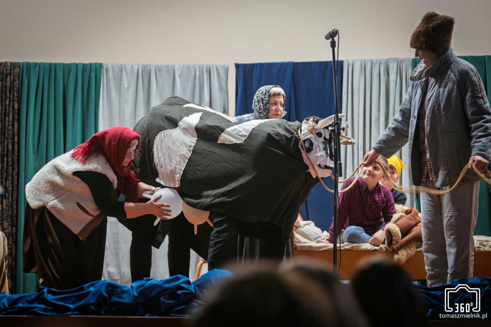 Obraz przedstawiający Karnawałowy występ „Niespodzianki” w Krowicy Samej [ZDJĘCIA]