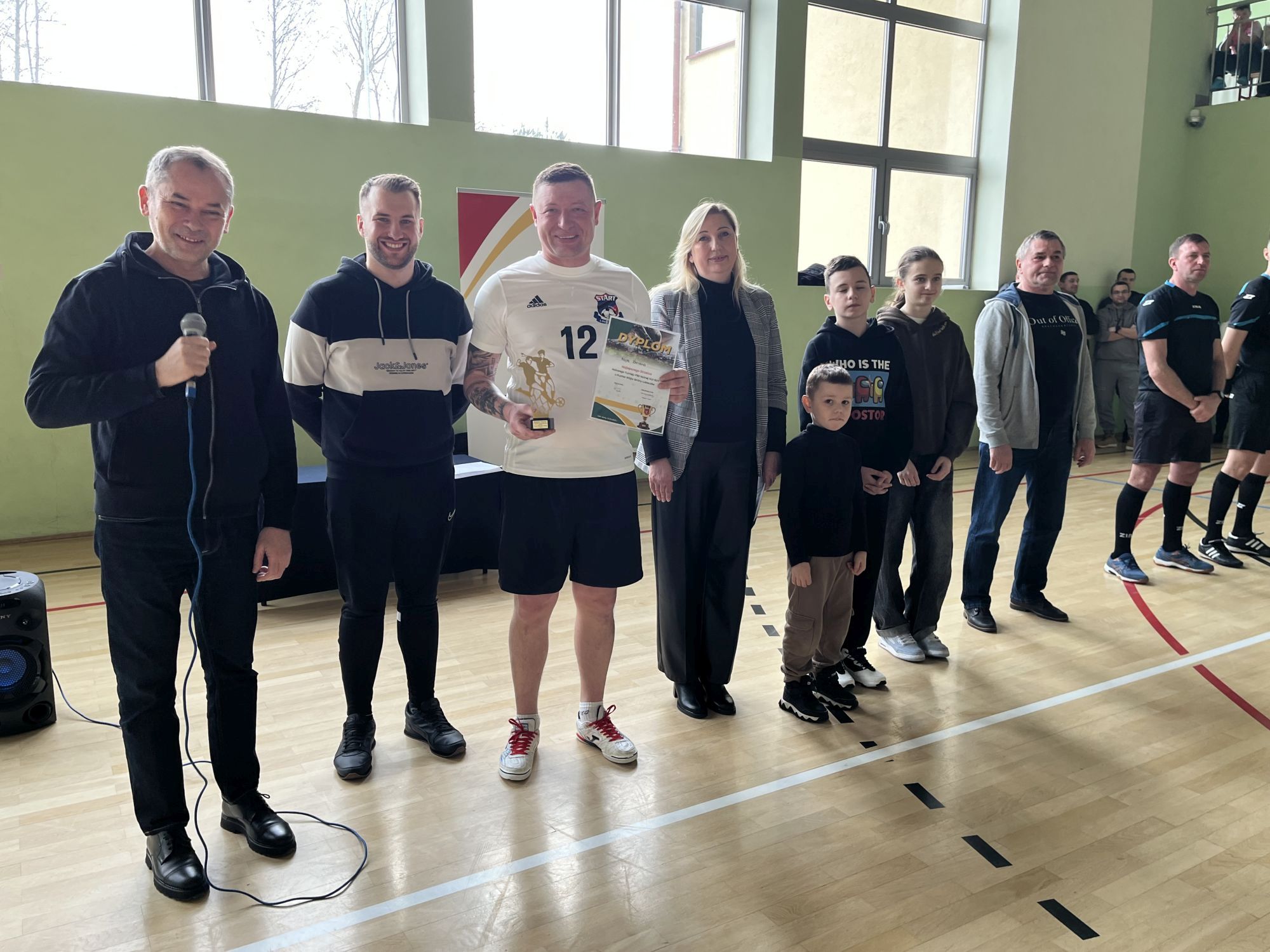 Obraz przedstawiający Huragan Basznia Dolna triumfuje w turnieju Old Boyów o Puchar Wójta Gminy Lubaczów